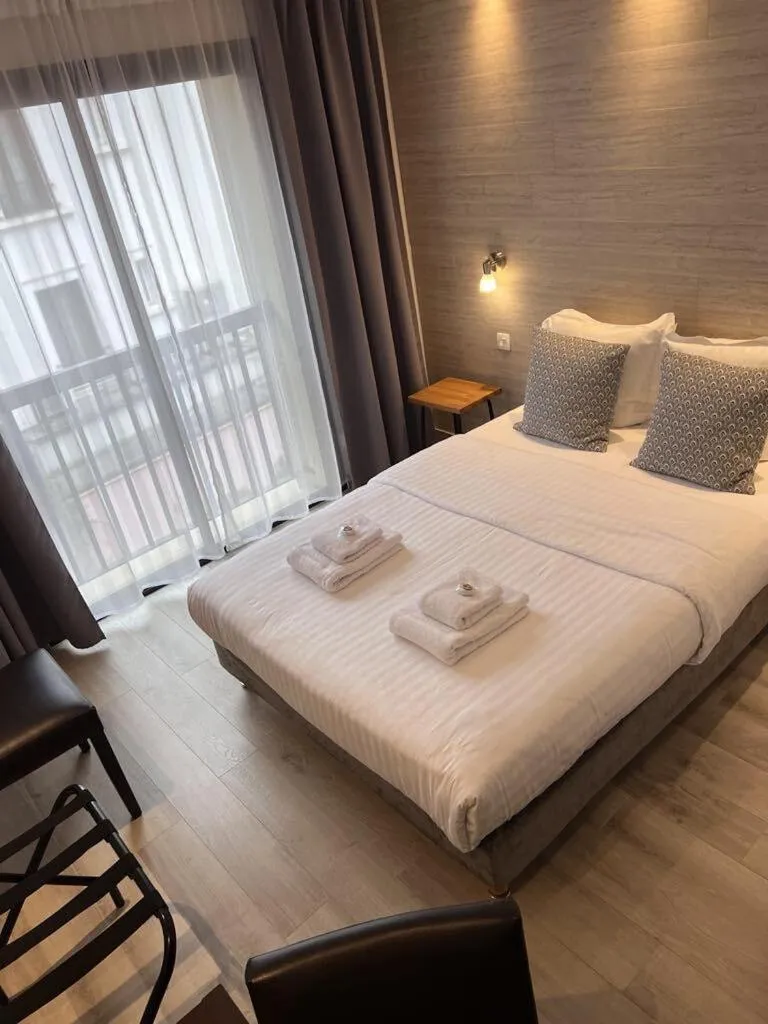 Bedroom, Bed in Au Bec Fin Hôtel