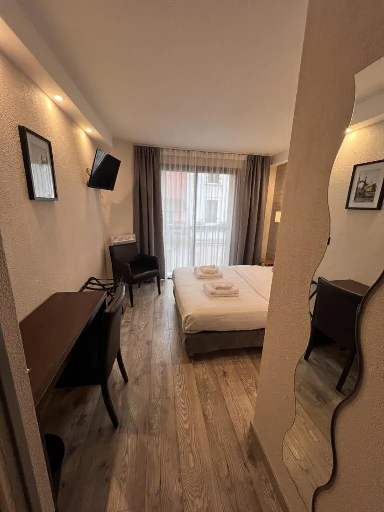 Bedroom, Bed in Au Bec Fin Hôtel