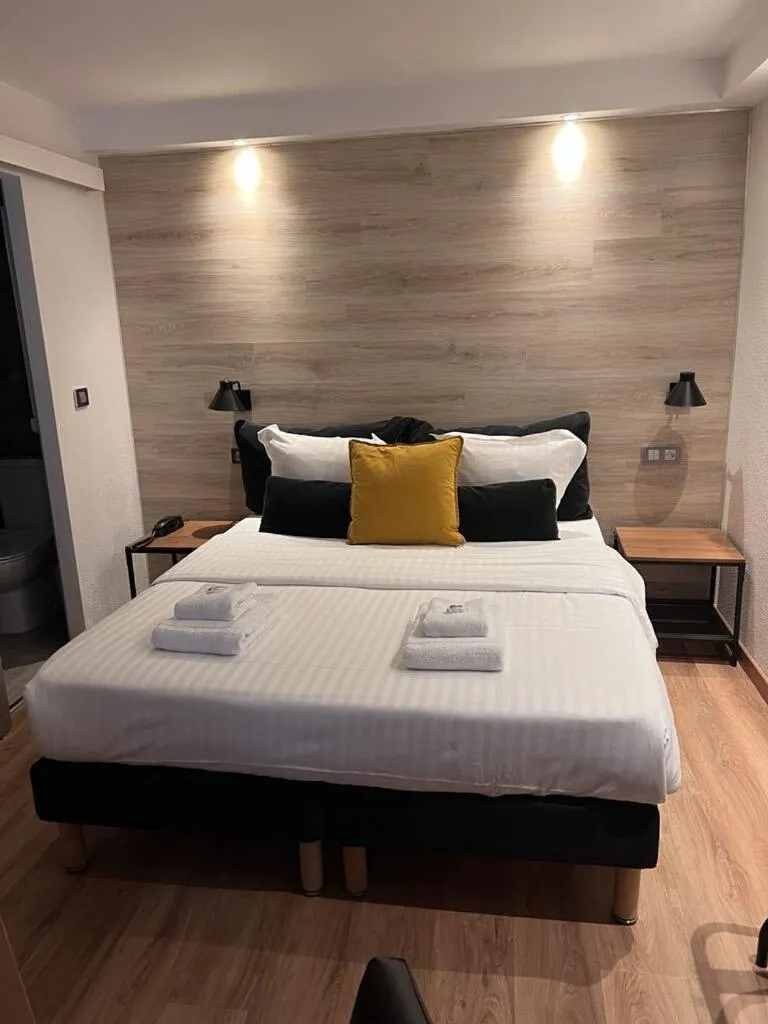 Bedroom, Bed in Au Bec Fin Hôtel