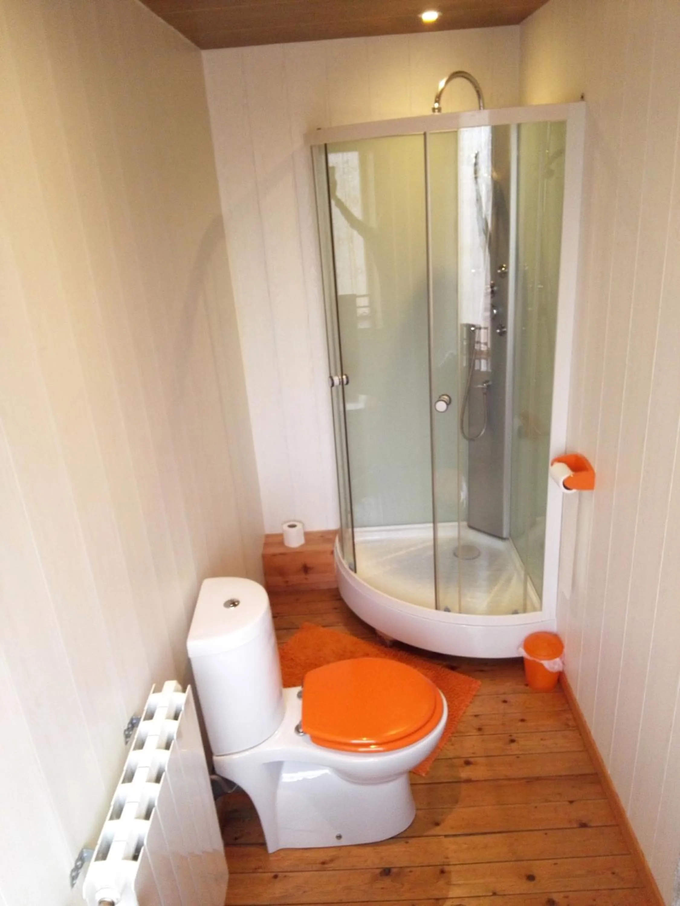 Shower in L'Hôtel du Mouton blanc