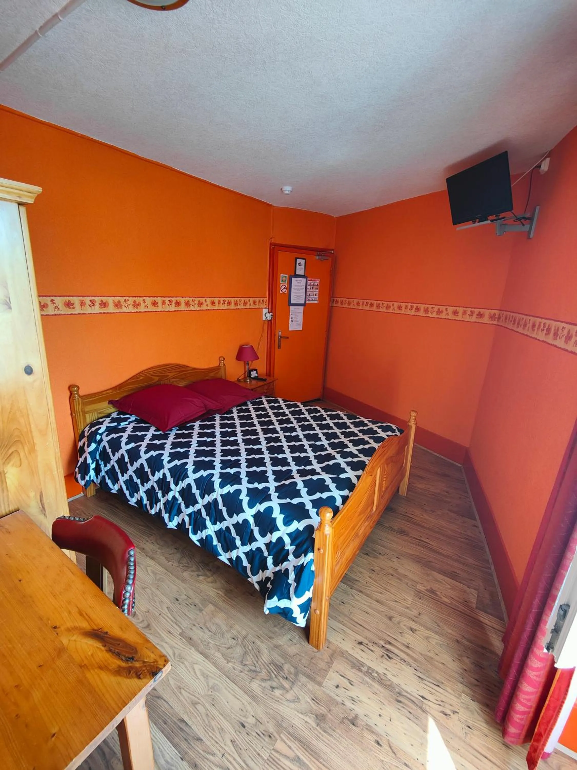 TV and multimedia, Bed in L'Hôtel du Mouton blanc