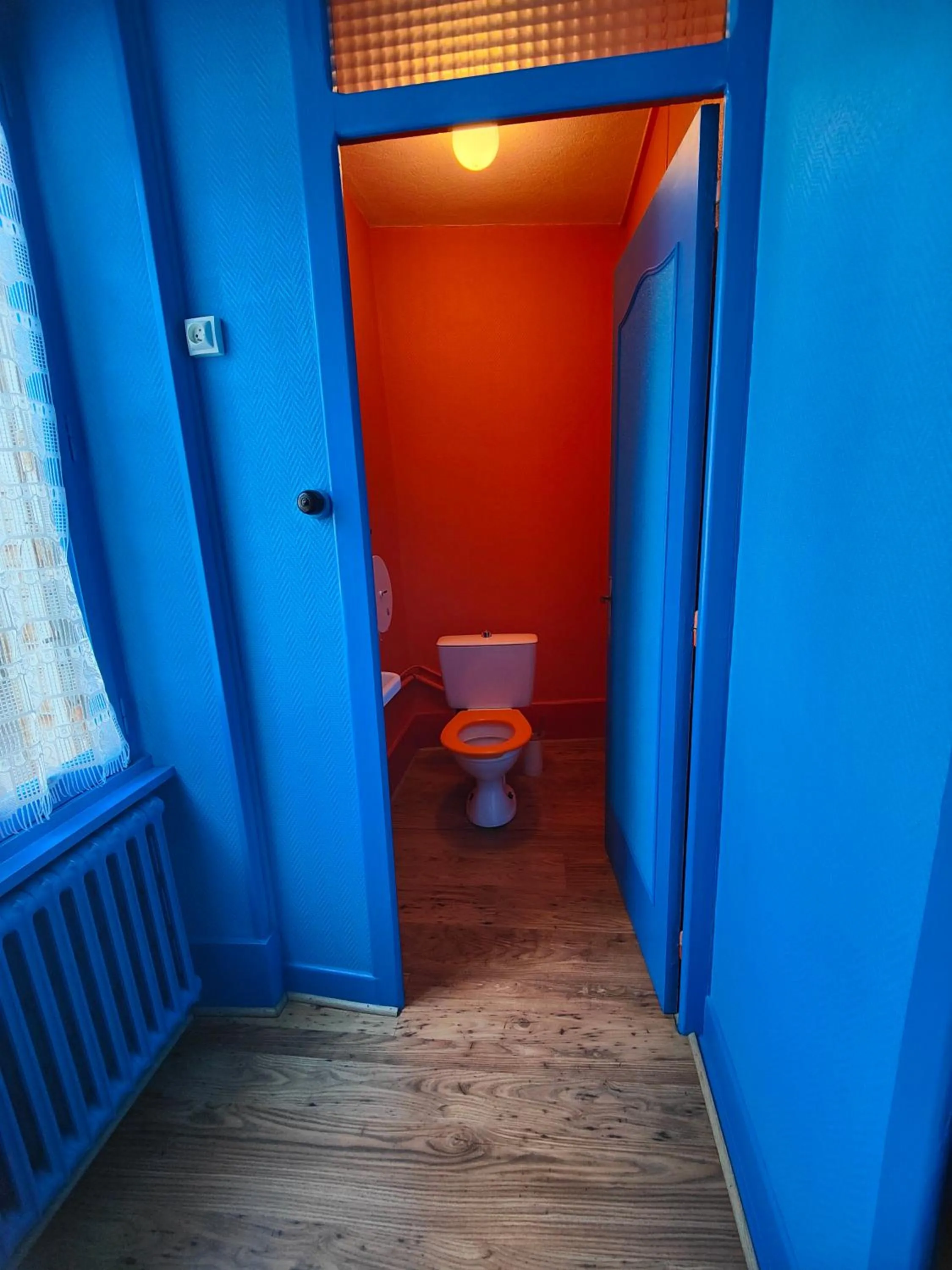 Toilet in L'Hôtel du Mouton blanc