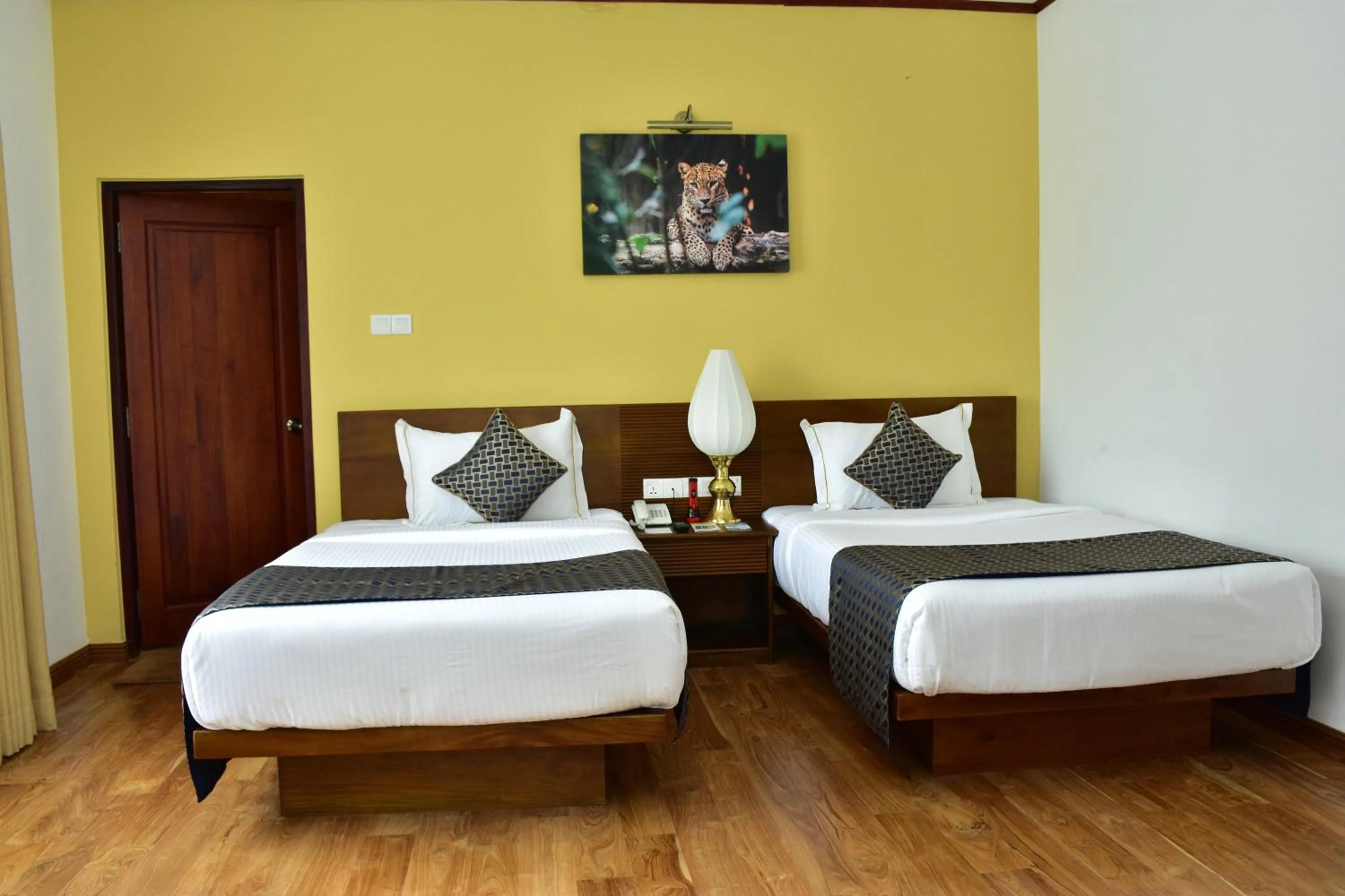 Bedroom, Bed in Mirage Kings Cottage