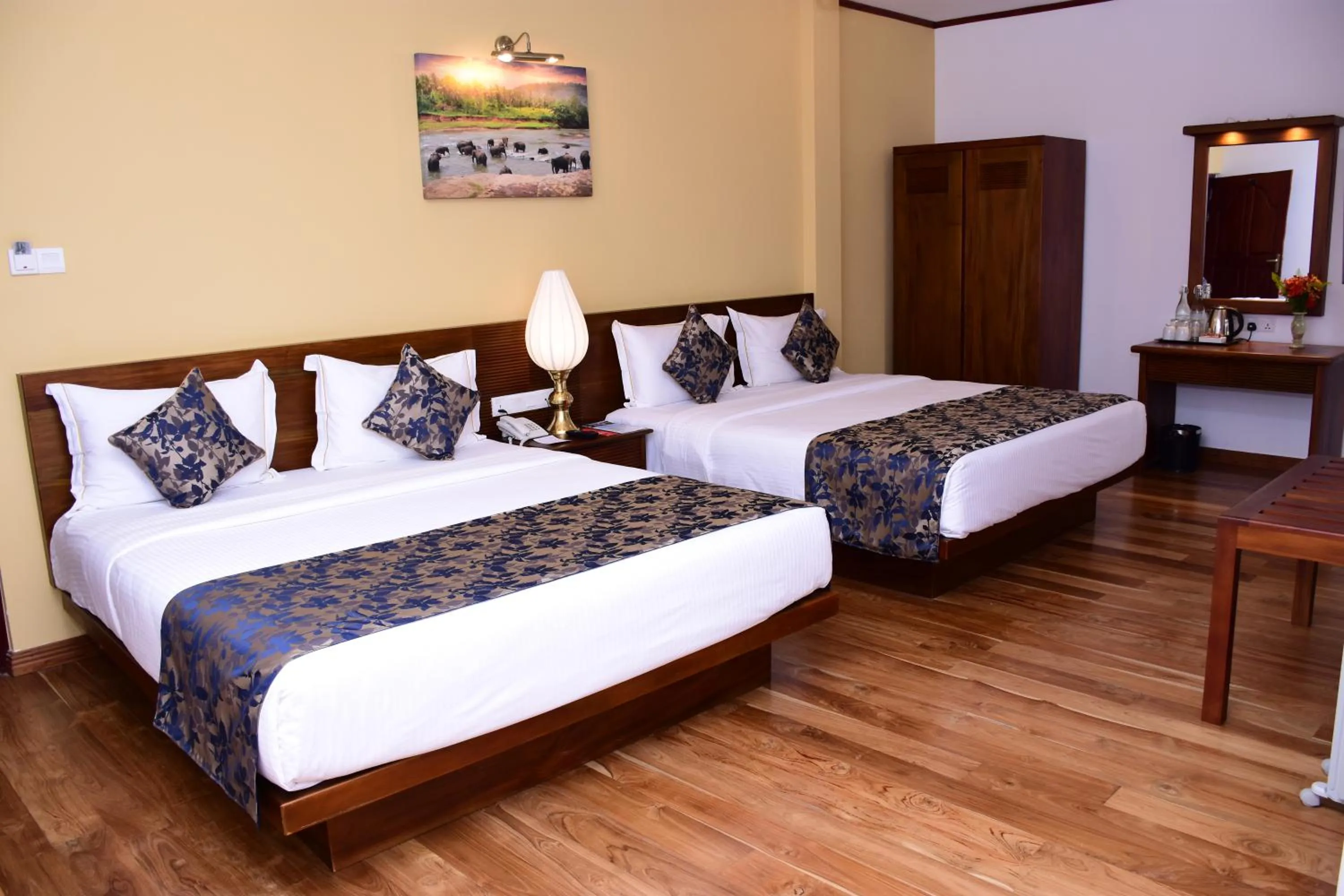 Photo of the whole room, Bed in Mirage Kings Cottage