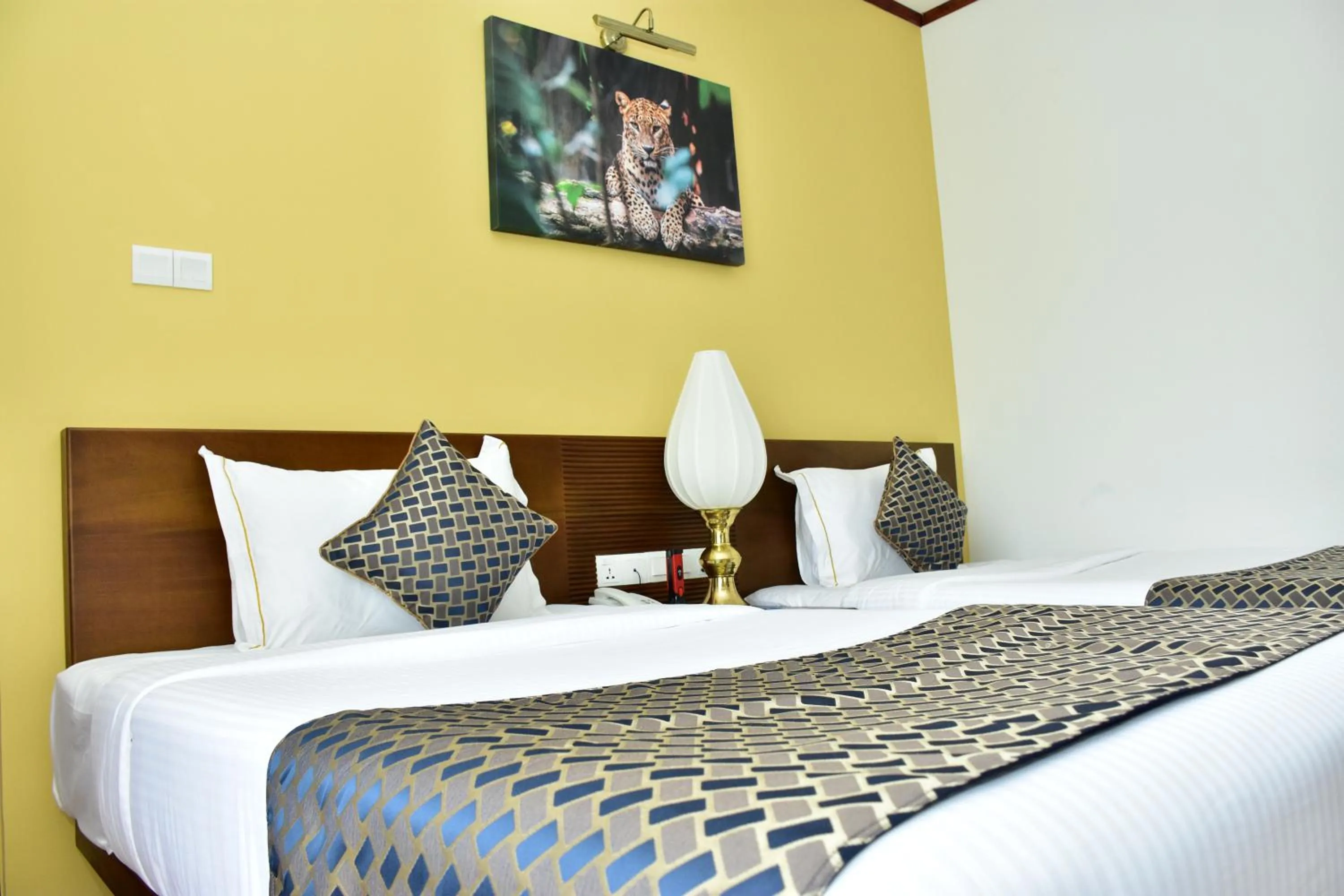 Bathroom, Bed in Mirage Kings Cottage