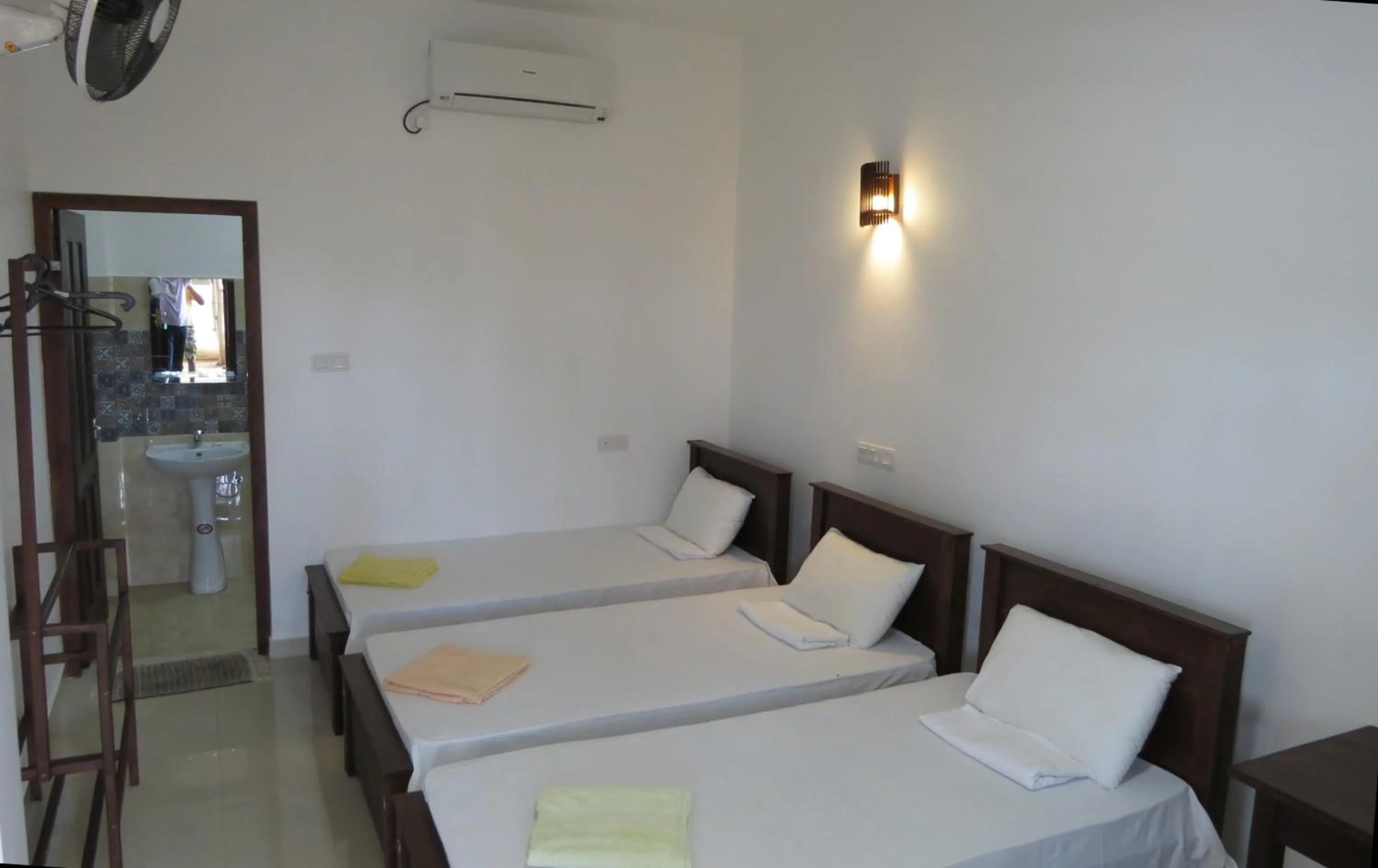 Photo of the whole room, Bed in Sailors Mirissa