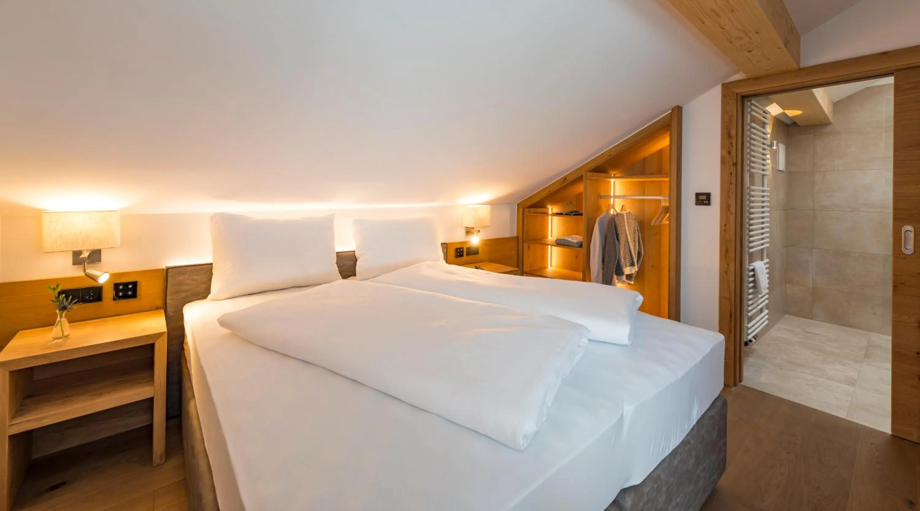 Bathroom, Bed in Tiroler Weinstube