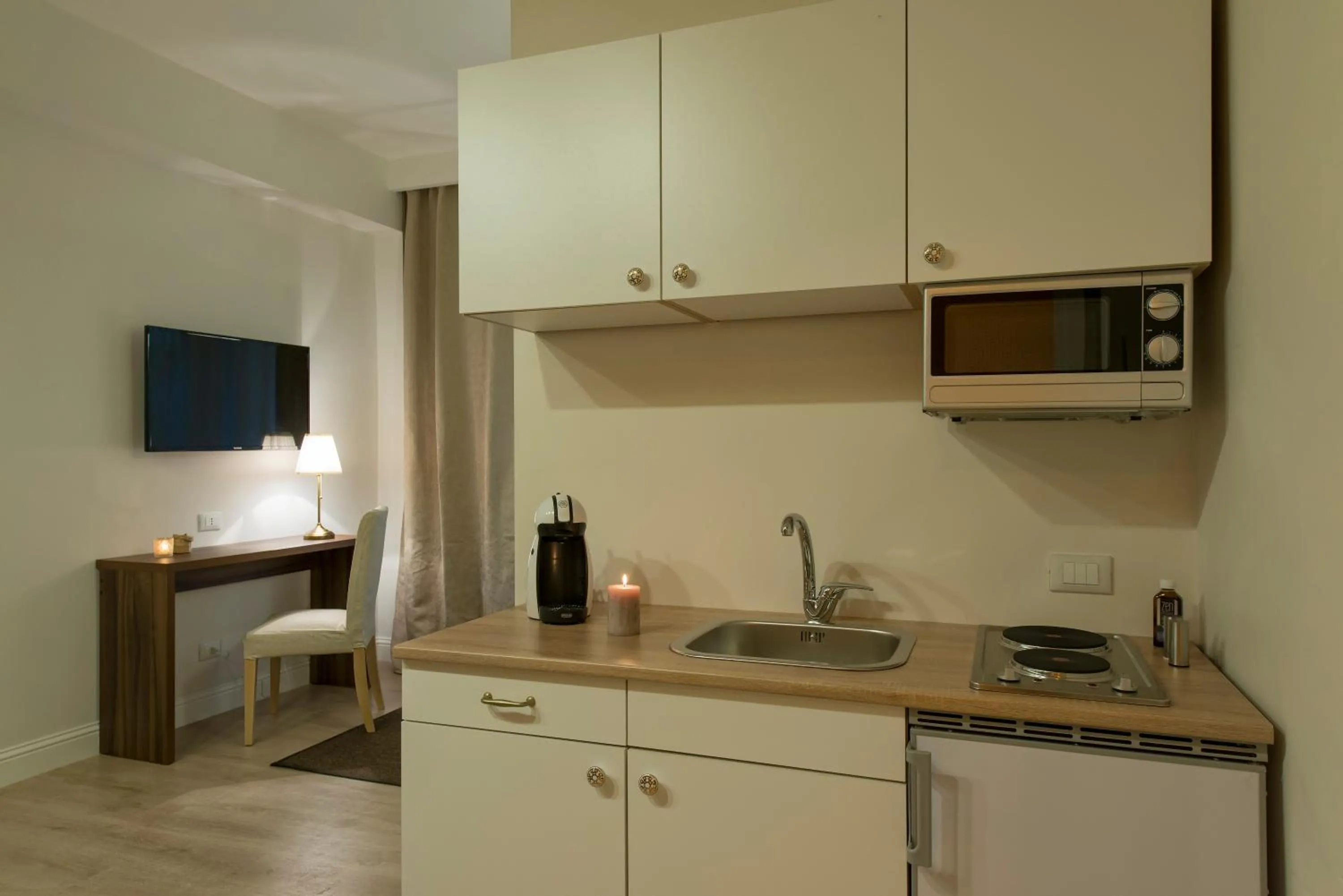 Coffee/tea facilities in Aruna Suites