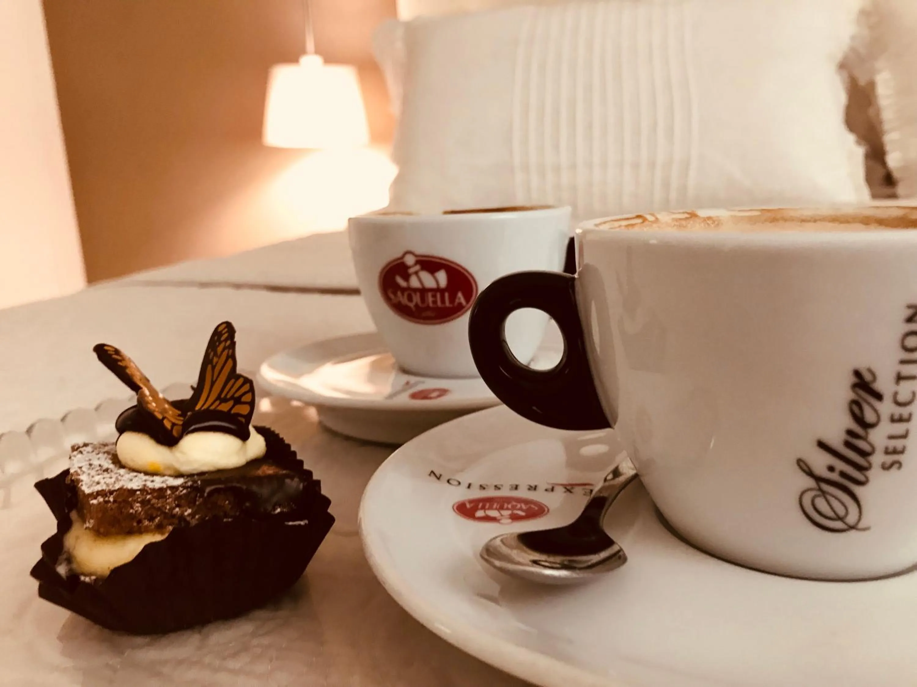 Coffee/tea facilities in Aruna Suites