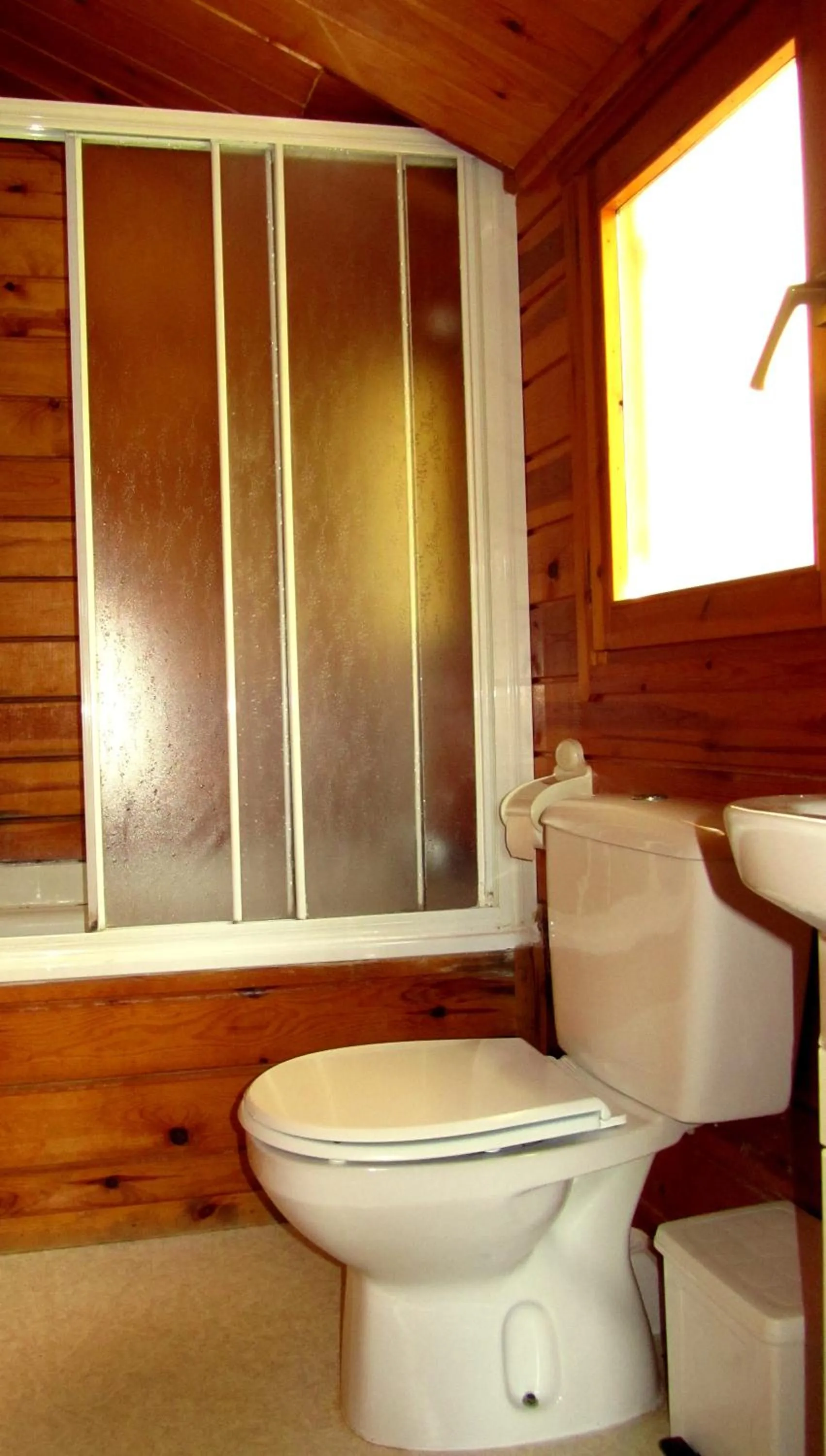 Bathroom in La Pedanía Hotel Y Bungalows - Ligüerre de Cinca