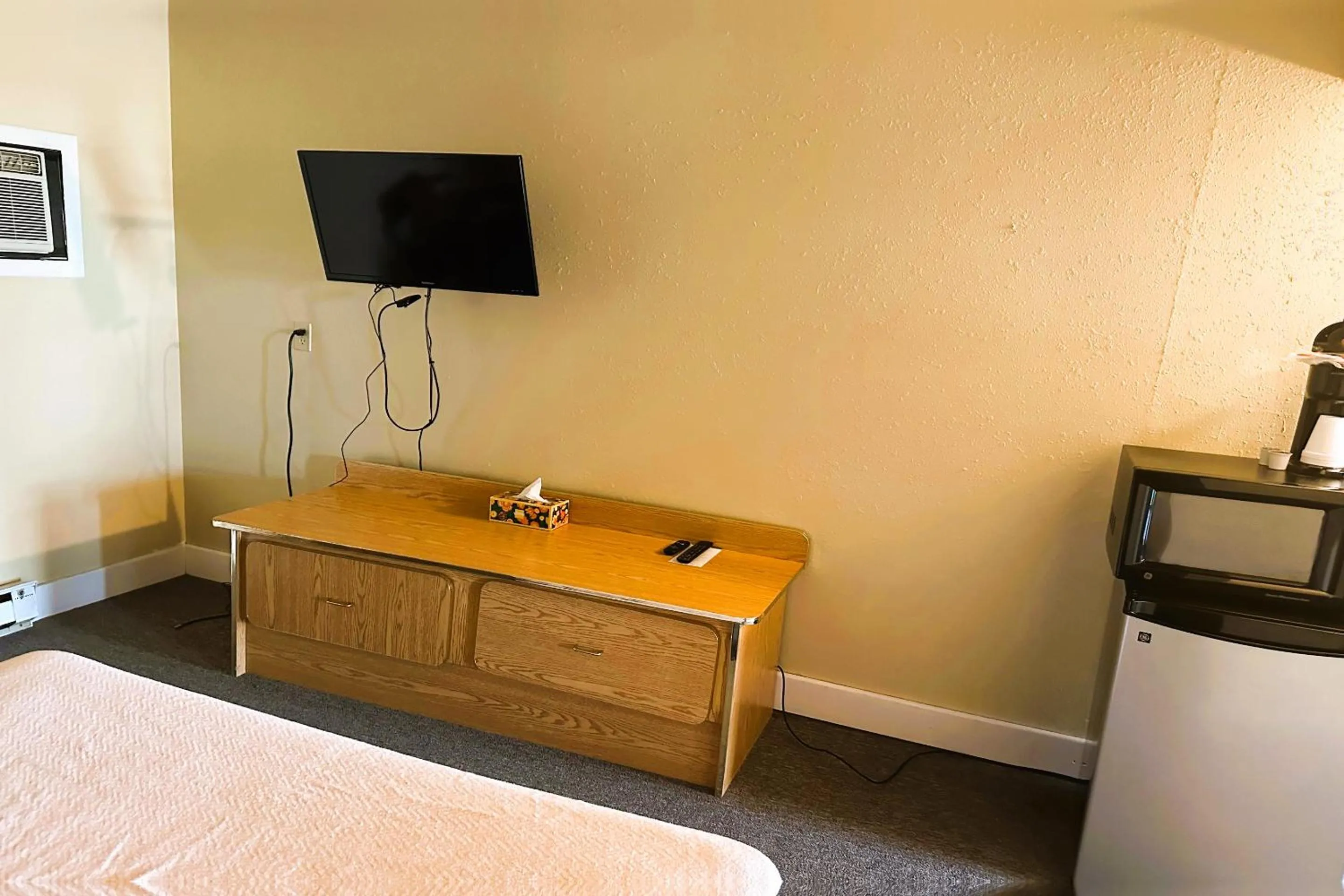 Bedroom, Bed in Love Hotels Kadoka by OYO at Badlands SD