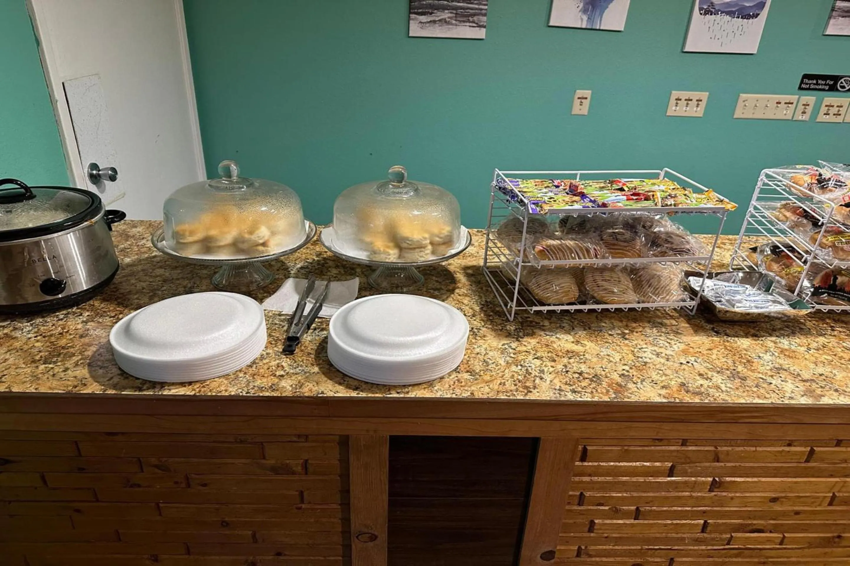 Kitchen or kitchenette in Love Hotels Kadoka by OYO at Badlands SD