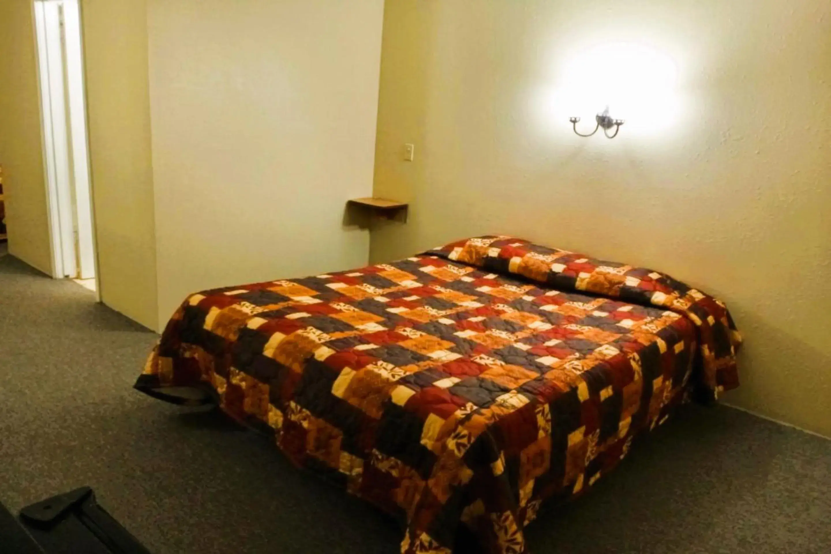 Deluxe Queen Bed with Kitchenette in Love Hotels Kadoka by OYO at Badlands SD Deluxe Queen Bed with Kitchenette in Love Hotels Kadoka by OYO at Badlands SD