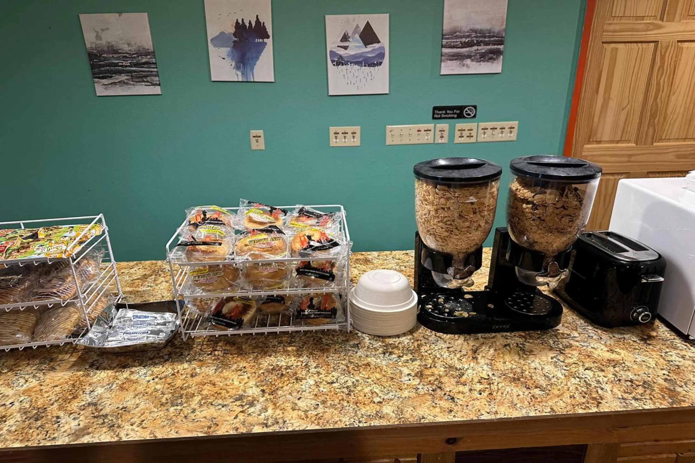 Kitchen or kitchenette in Love Hotels Kadoka by OYO at Badlands SD