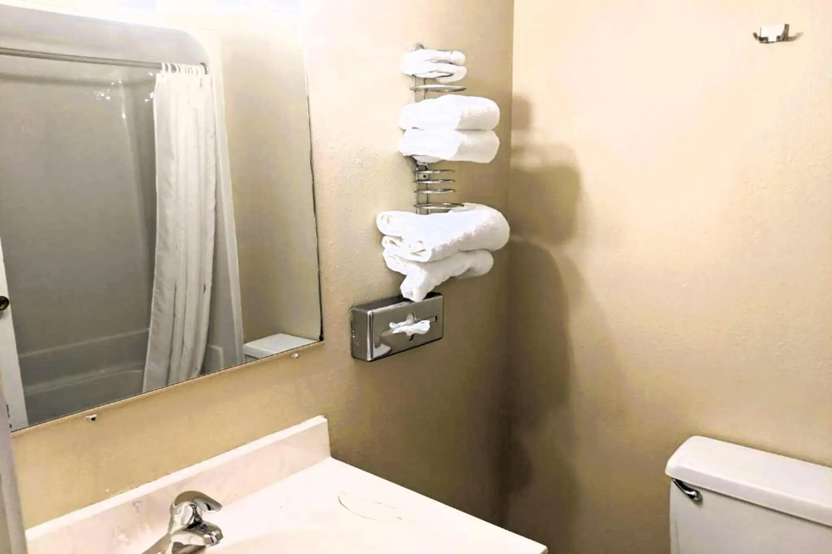 3 Full Bed in Love Hotels Kadoka by OYO at Badlands SD 3 Full Bed in Love Hotels Kadoka by OYO at Badlands SD