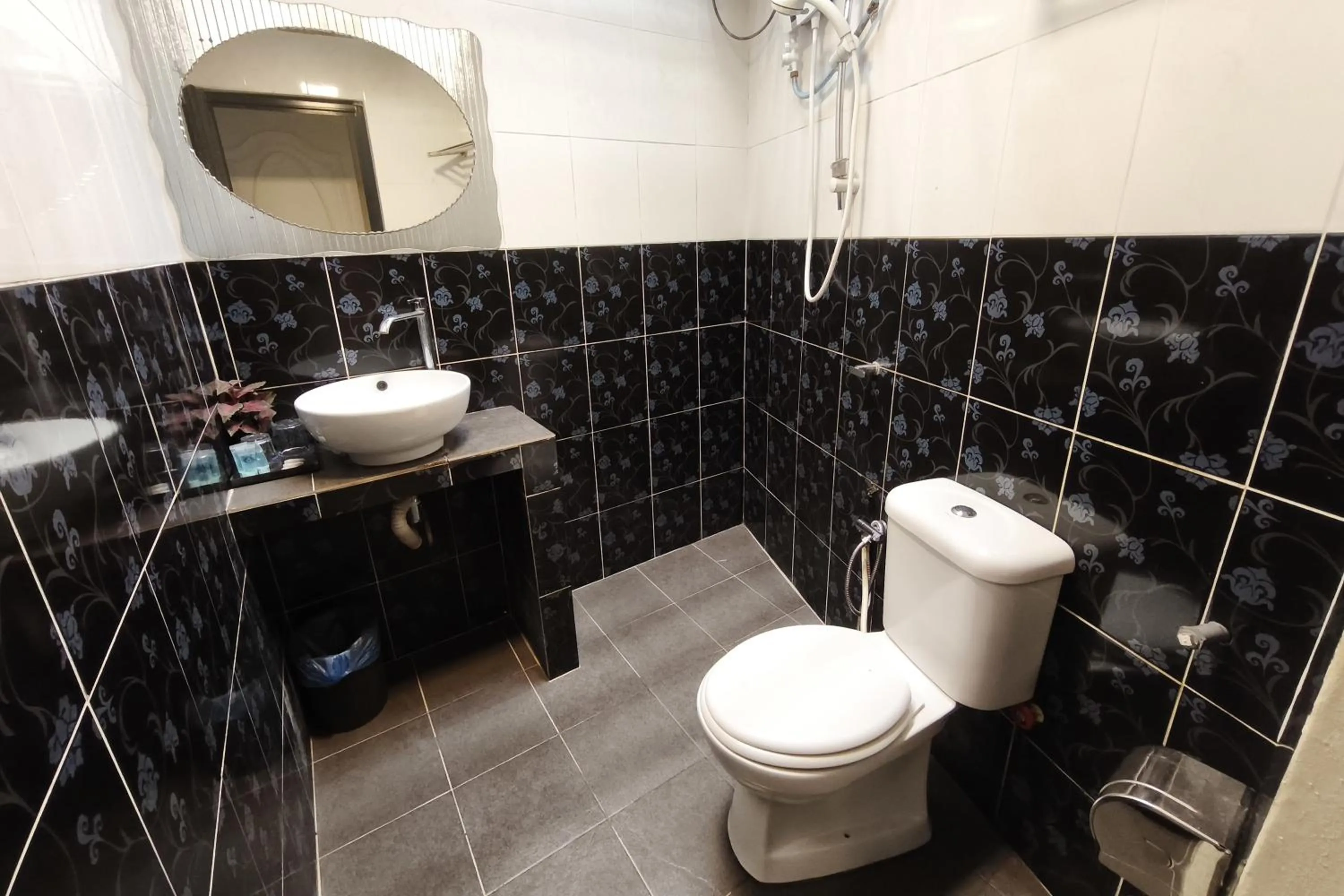 Shower in AlSafina Kijal Beach Resort & Restaurant