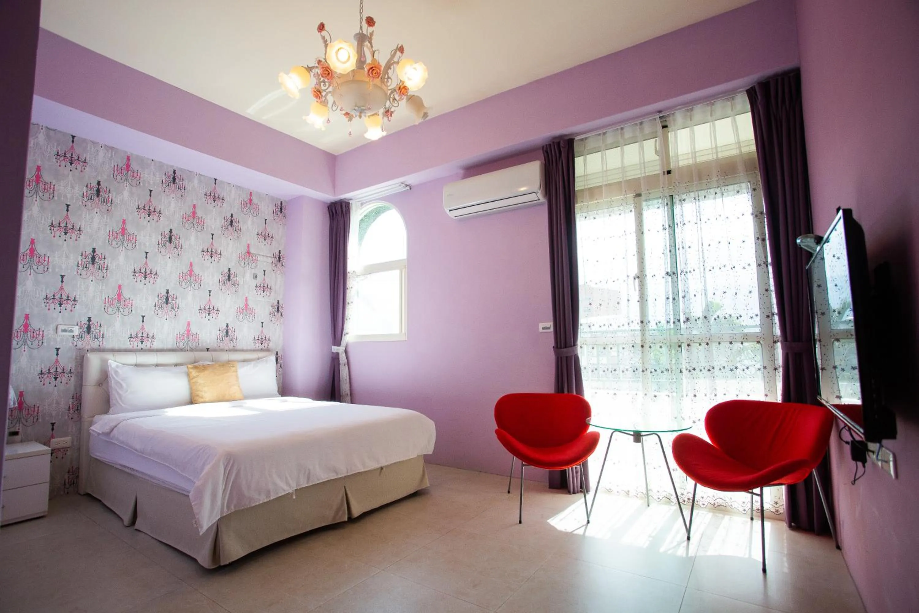 Photo of the whole room, Bed in Brownbnb