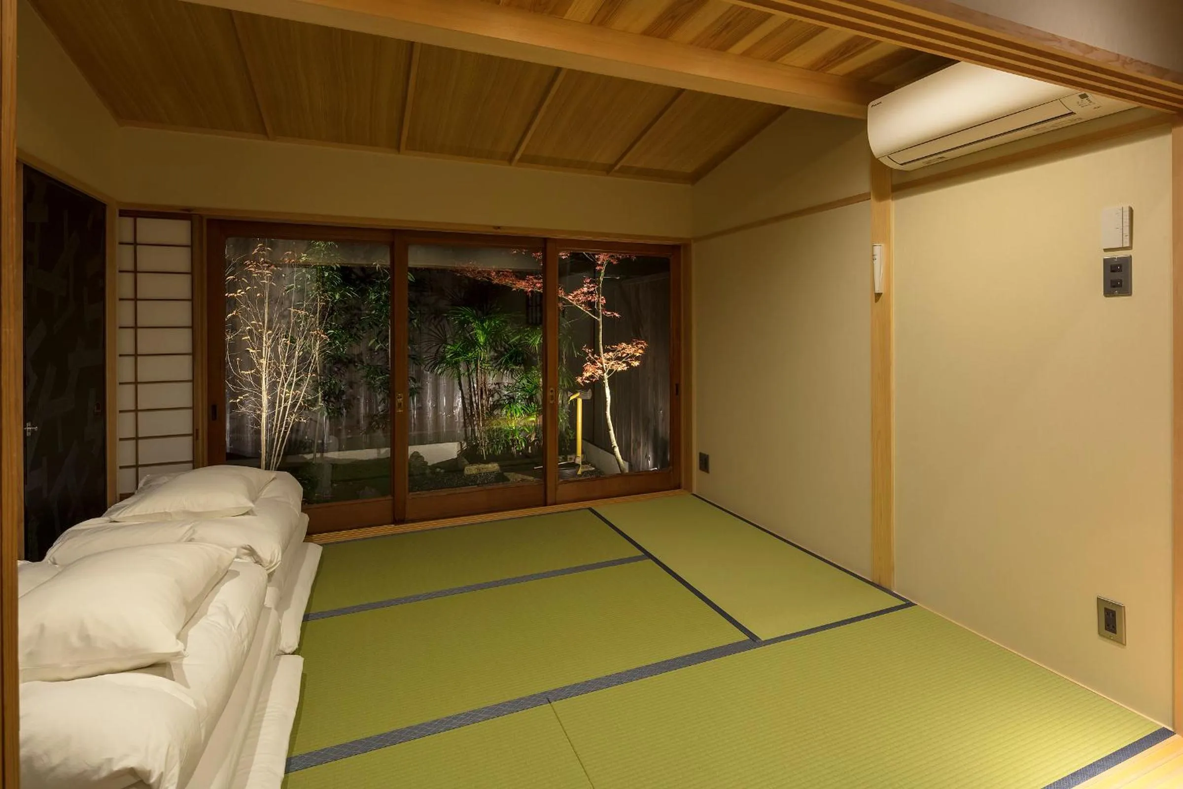Photo of the whole room in Shimabara Kaiden Machiya House