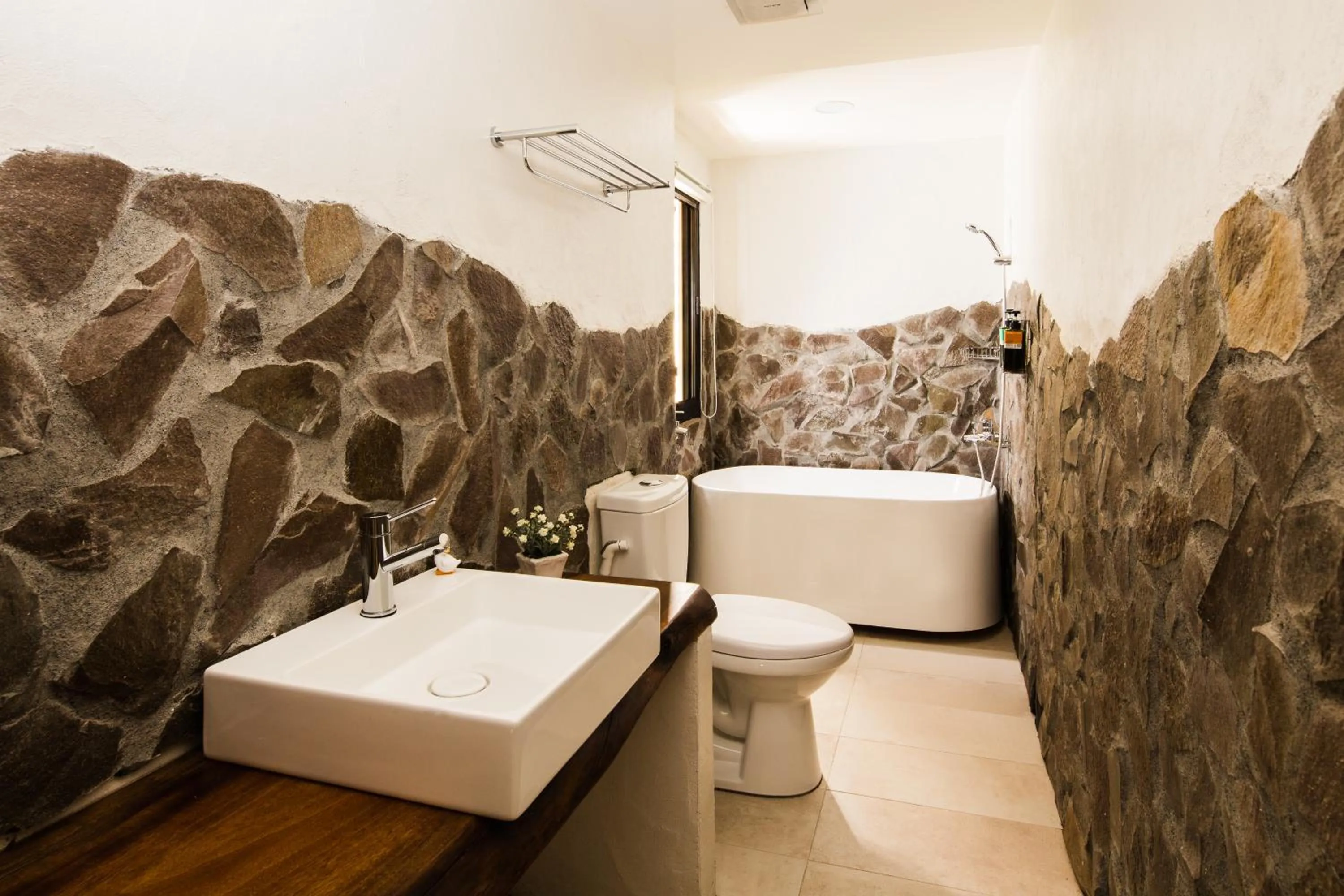 Bathroom in Haku Beach Days Inn