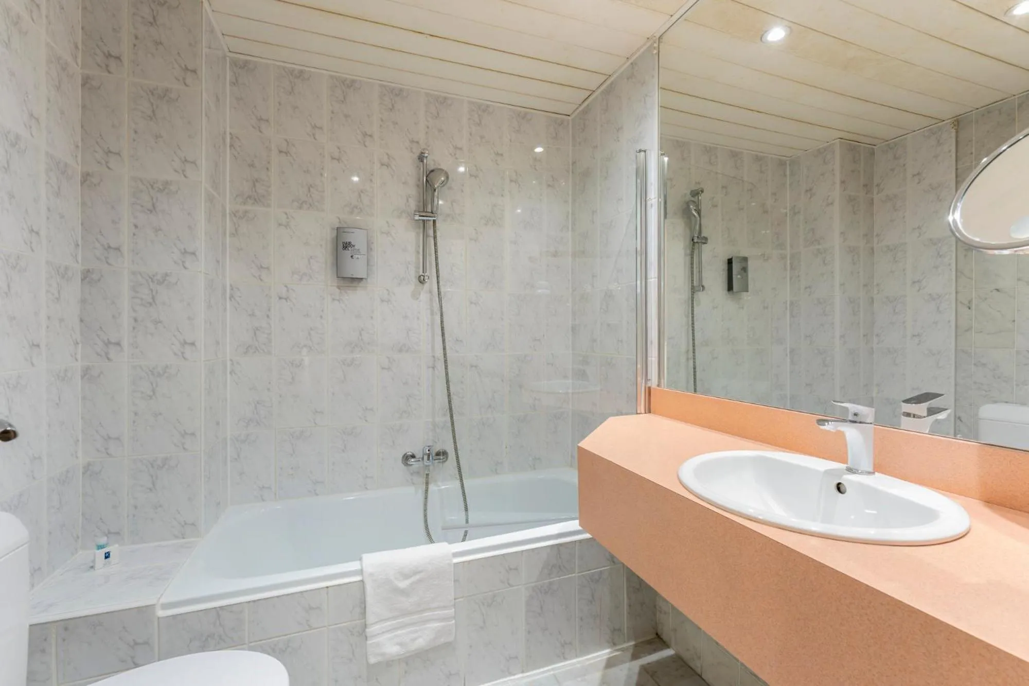 Shower in Sleep & Go Brussels South