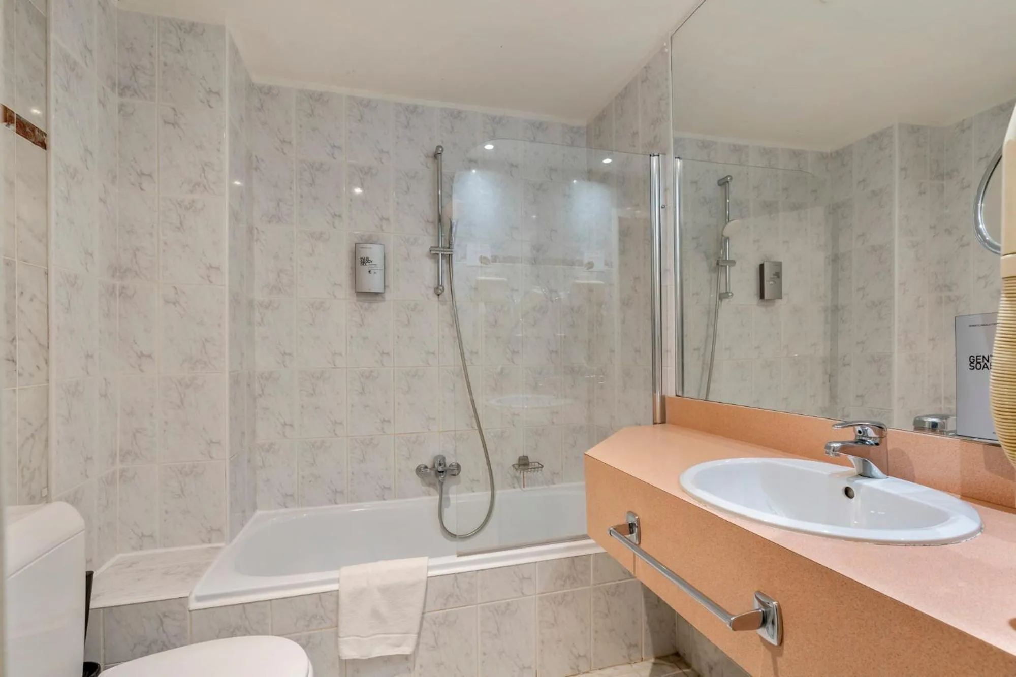 Shower in Sleep & Go Brussels South