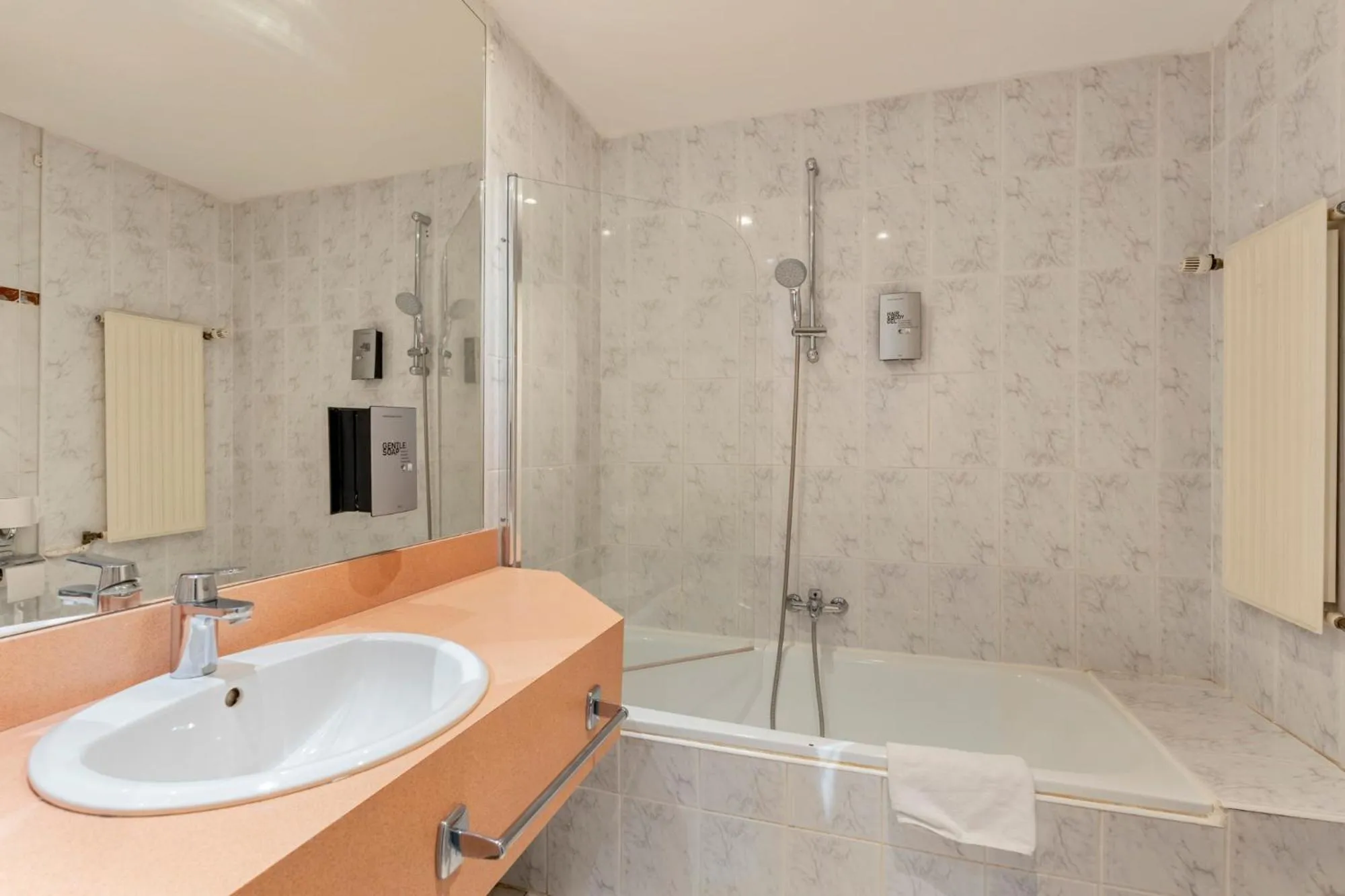 Shower in Sleep & Go Brussels South