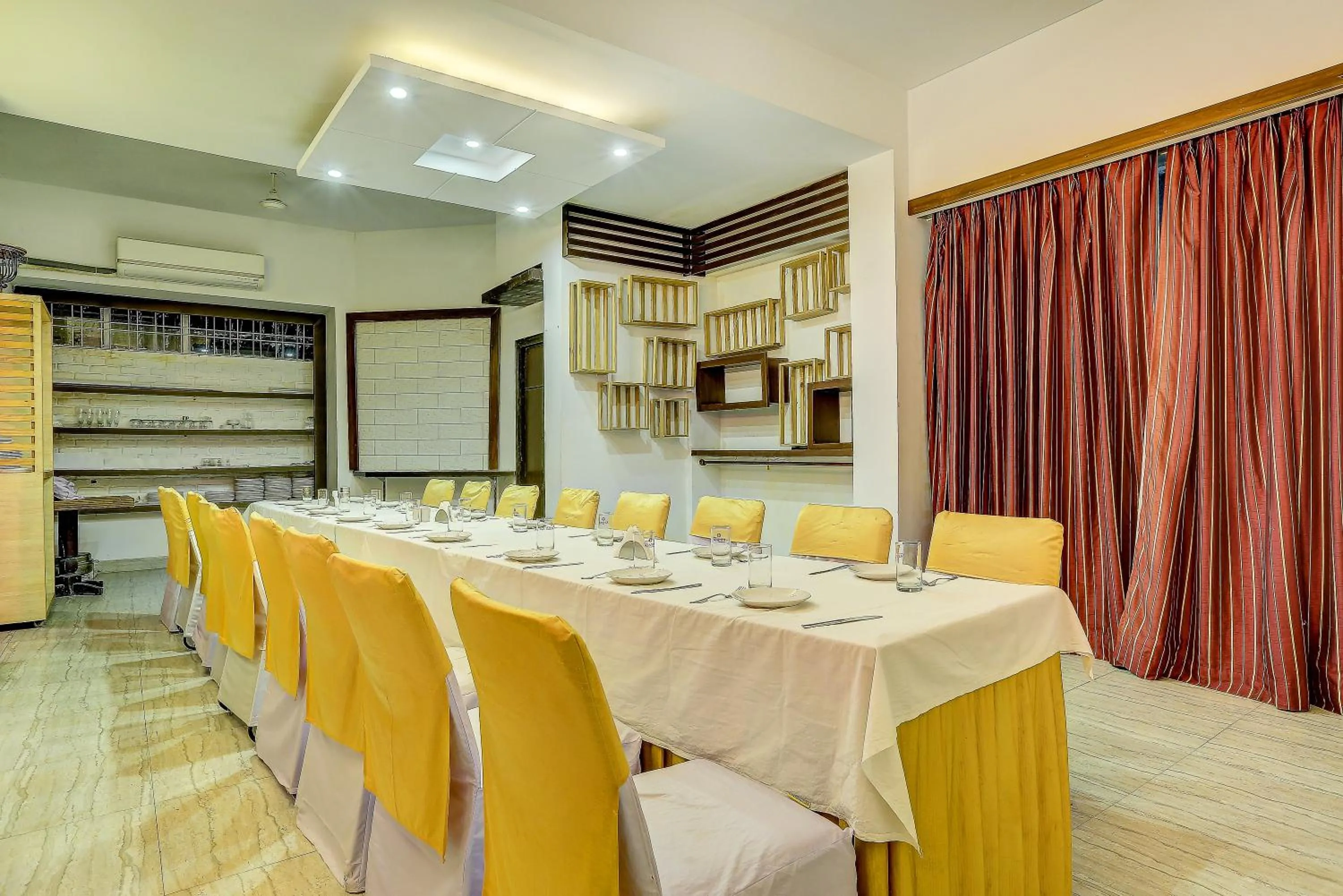 Restaurant/places to eat in Hotel Ajanta Continental