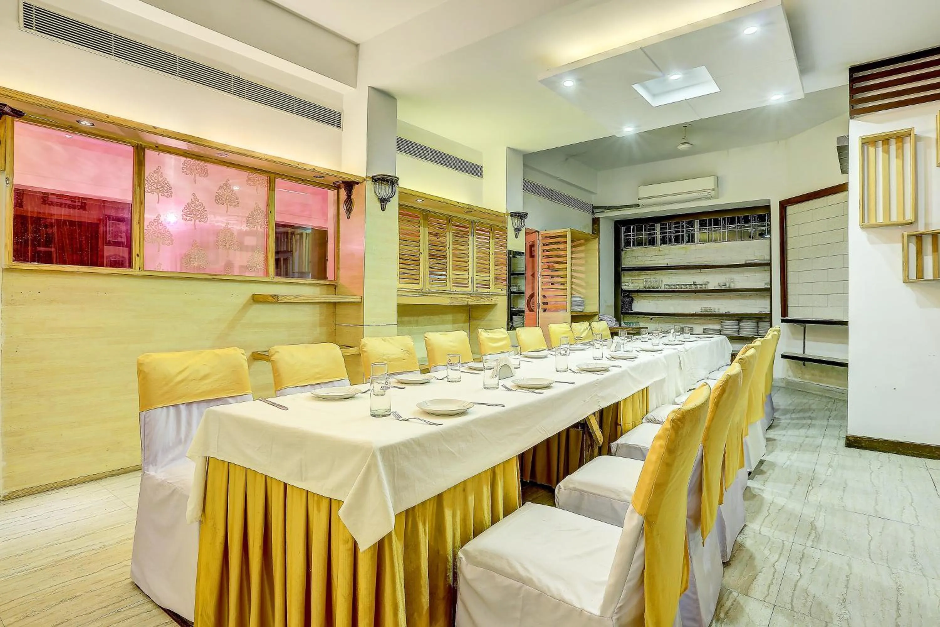 Restaurant/places to eat in Hotel Ajanta Continental
