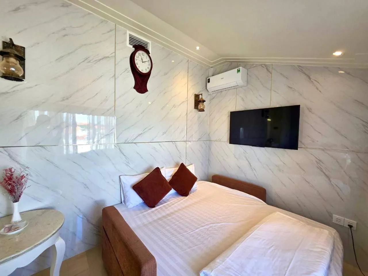 Bed in Tulip Hotel 3