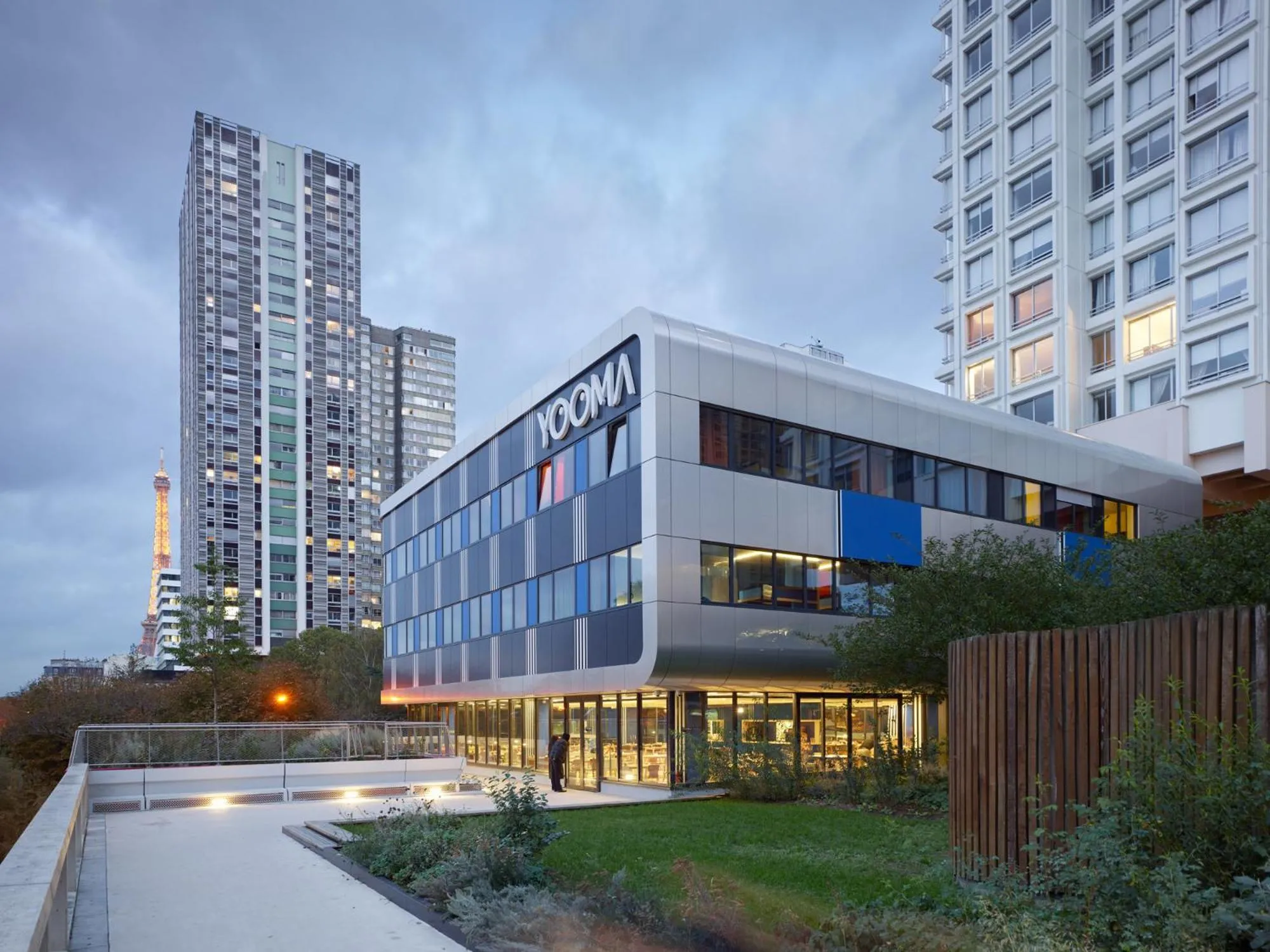 Property building in YOOMA Urban Lodge Tour Eiffel