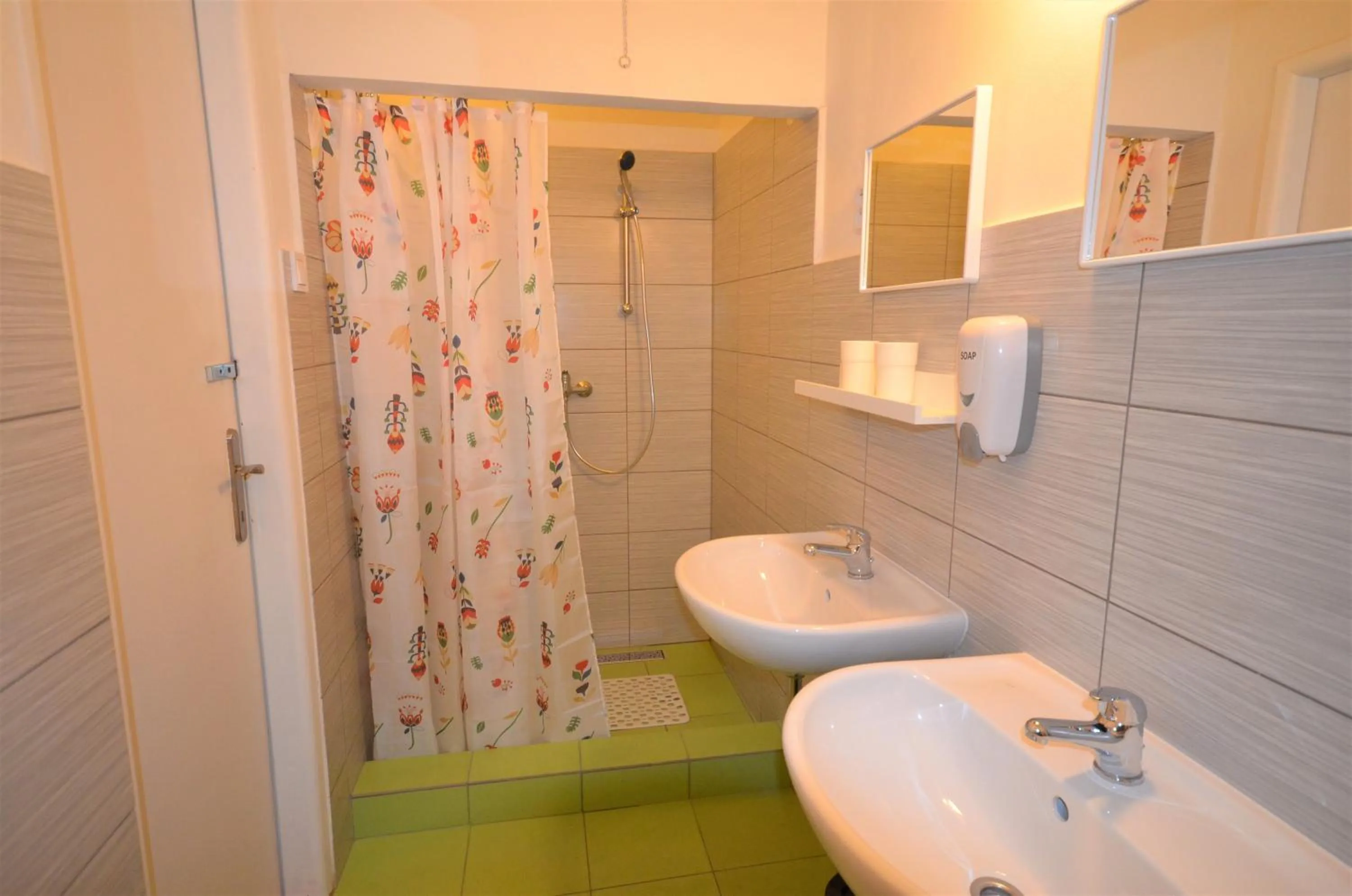 Shower in Travel&Joy backpackers