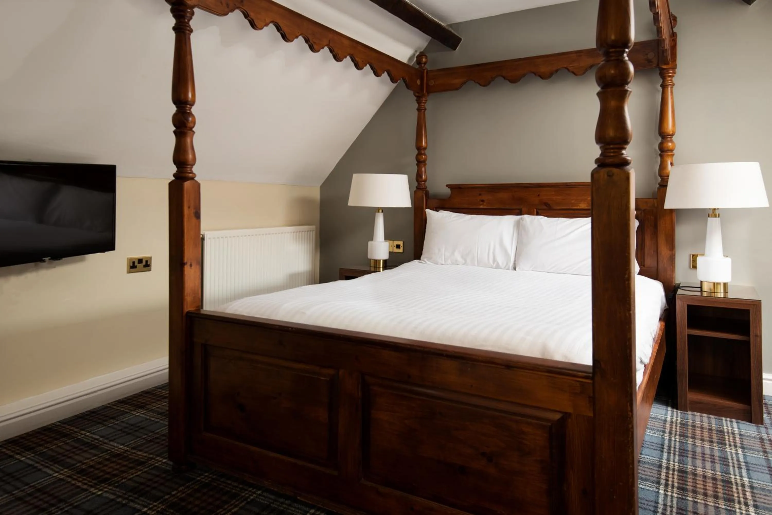 Bed in The King's Head Inn - The Inn Collection Group