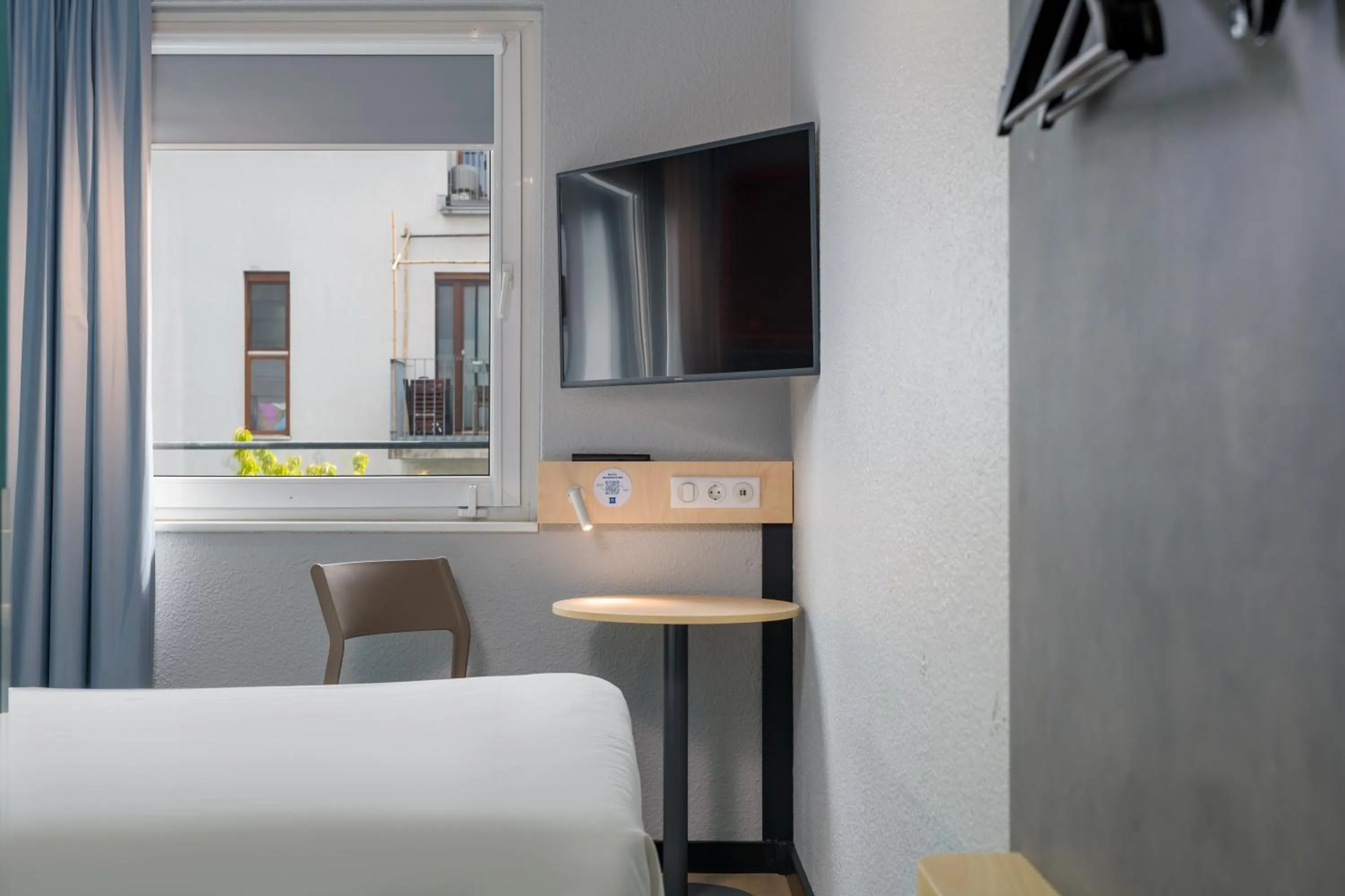 TV and multimedia in ibis budget Hamburg St Pauli Messe - neu renoviert