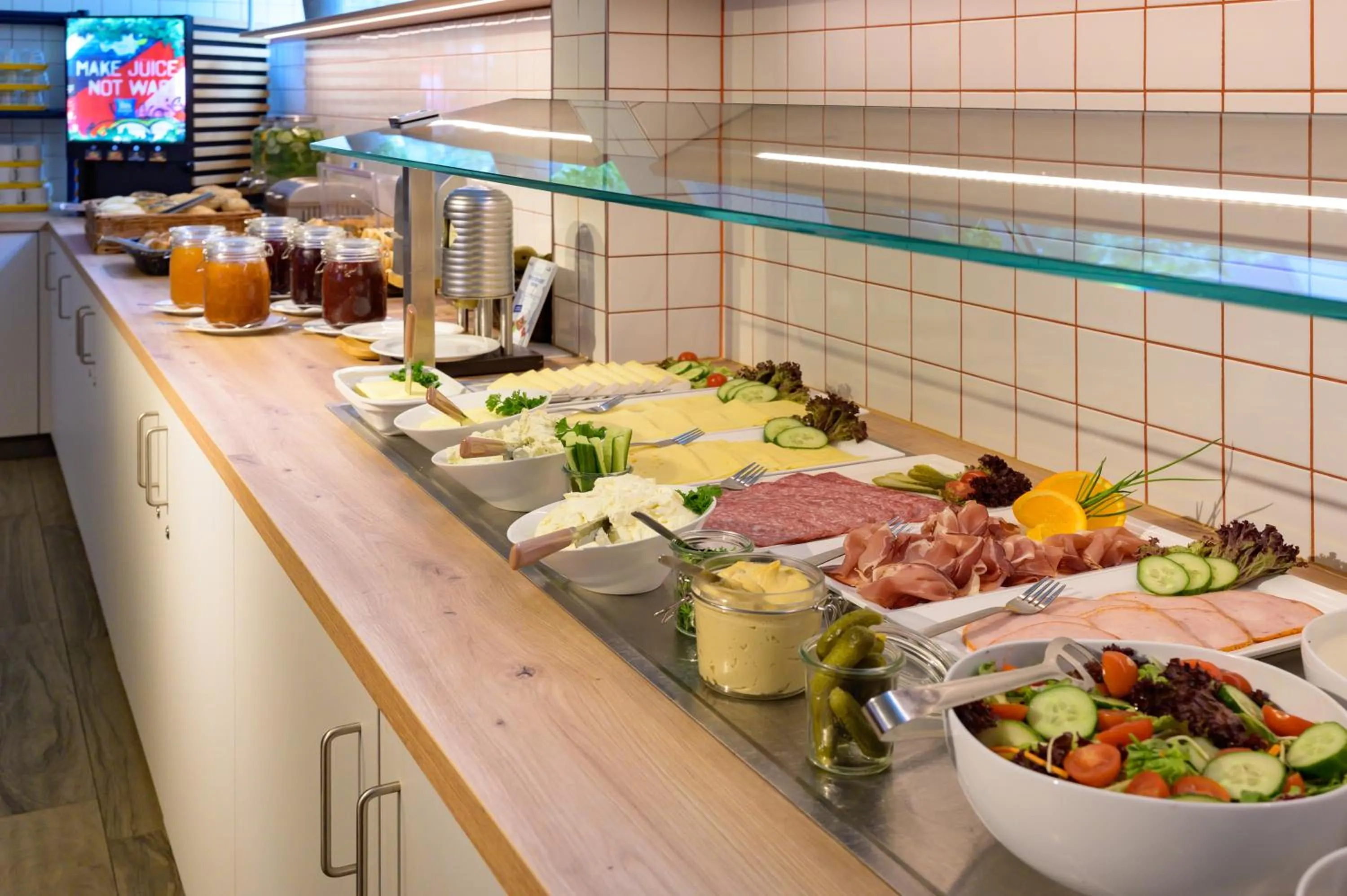 Buffet breakfast in ibis budget Hamburg St Pauli Messe - neu renoviert