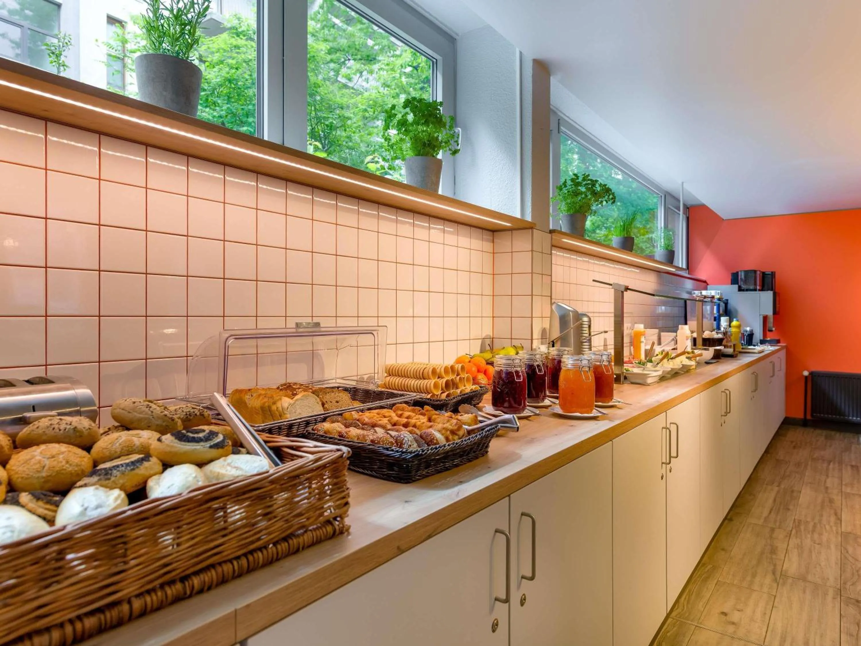 Breakfast in ibis budget Hamburg St Pauli Messe - neu renoviert