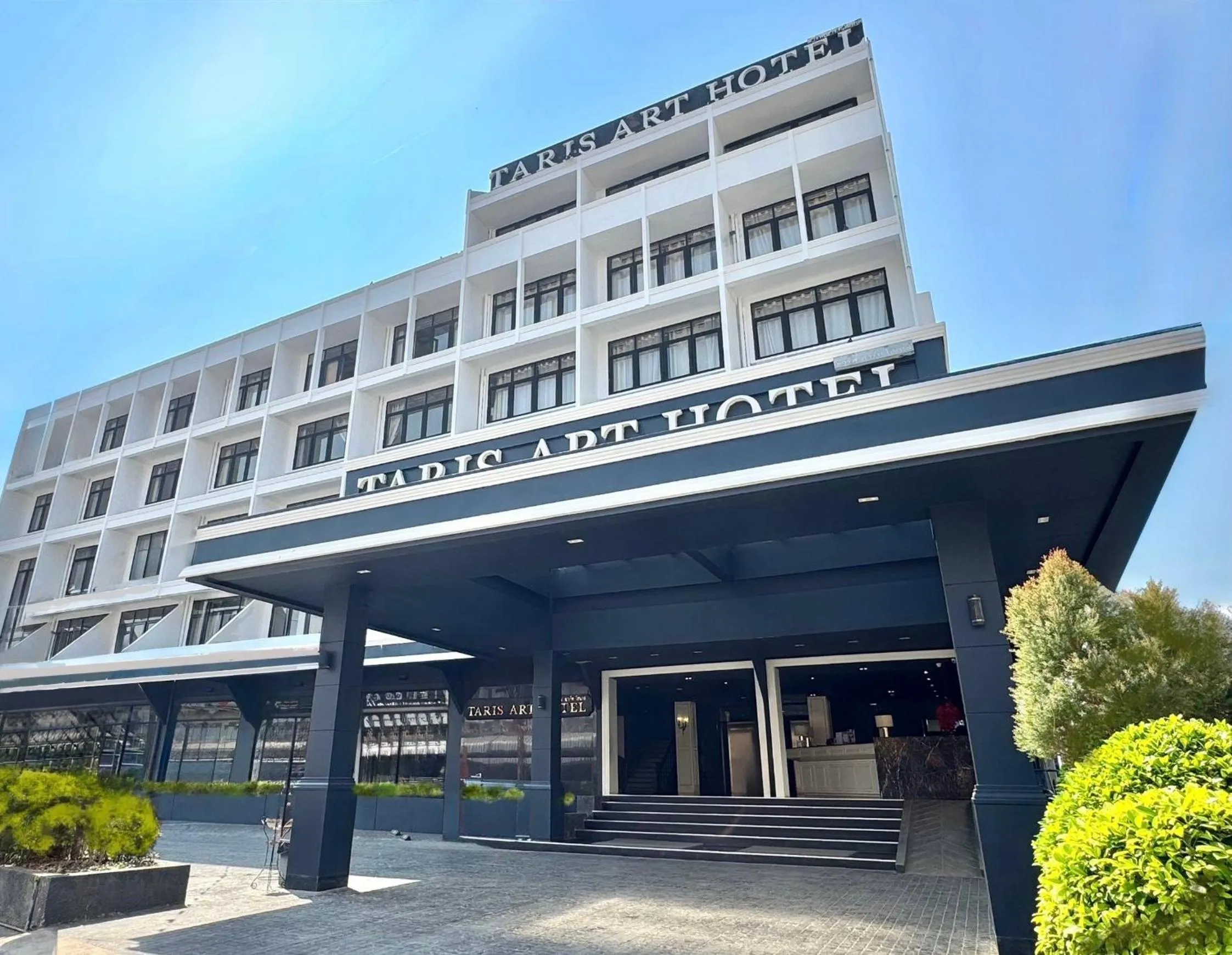 Property building in Taris Art Hotel Phrae