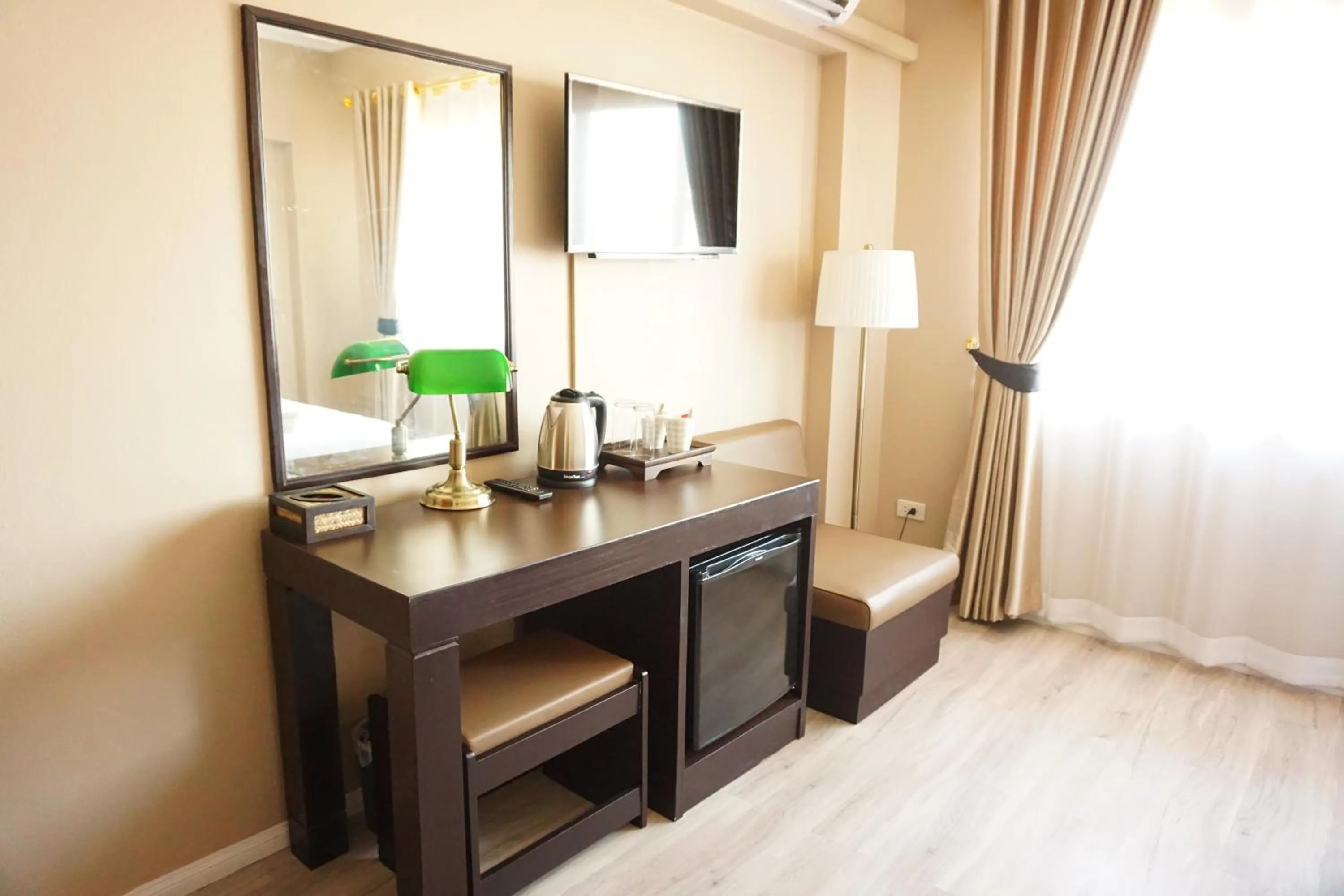 Property building, Bed in Taris Art Hotel Phrae