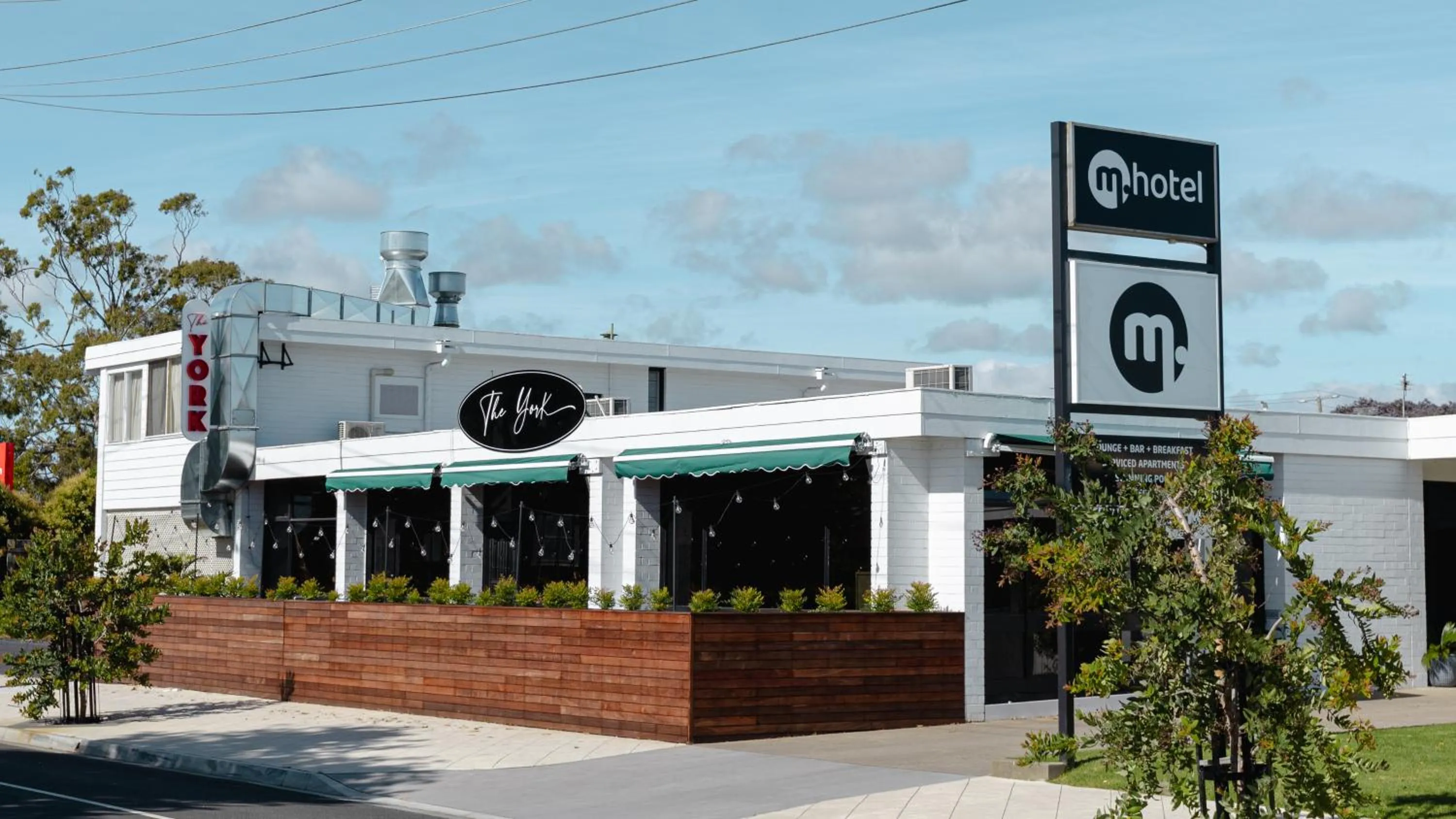 Restaurant/places to eat in m hotel