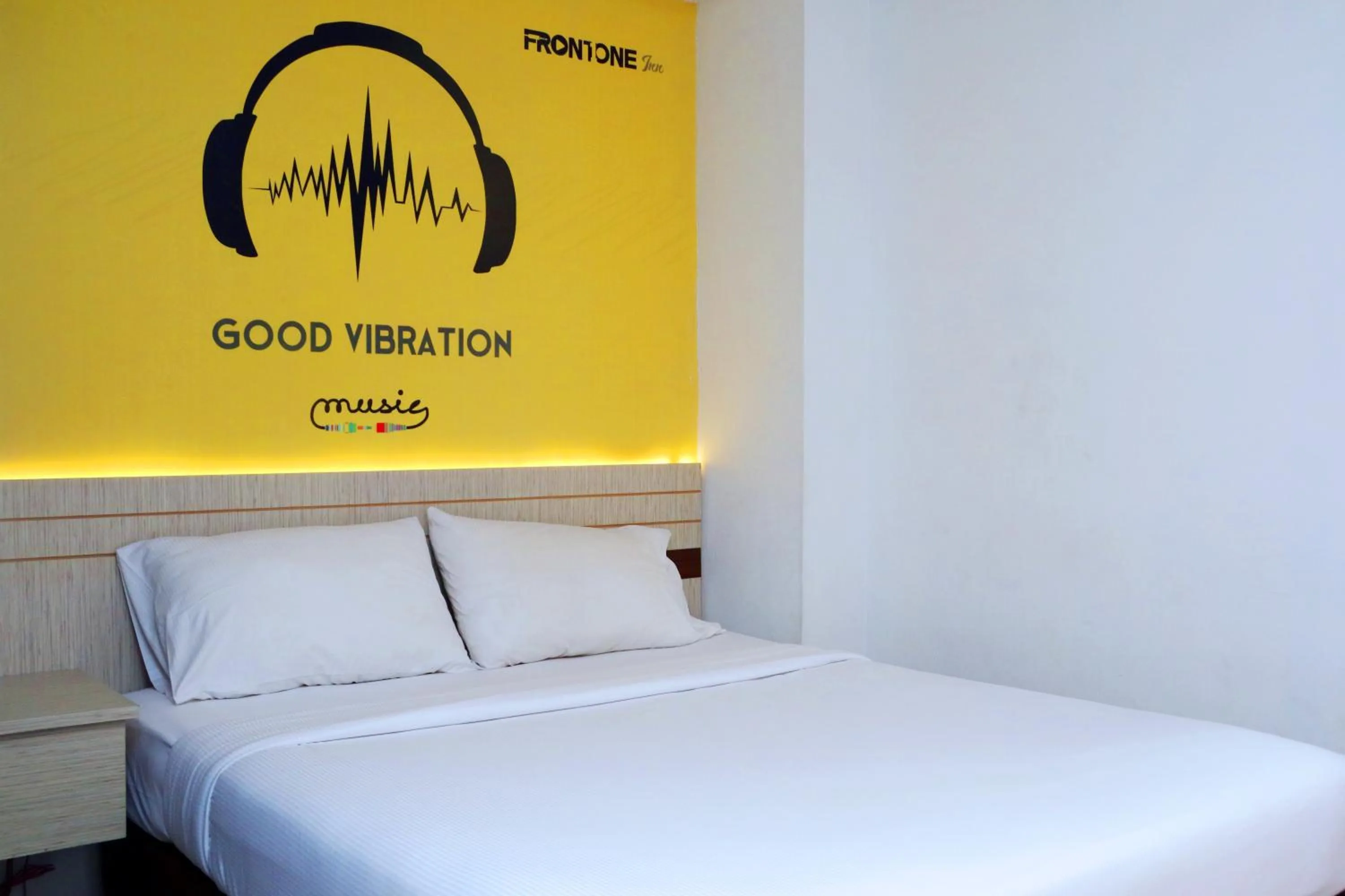 Bed in Front One Inn Sidoarjo