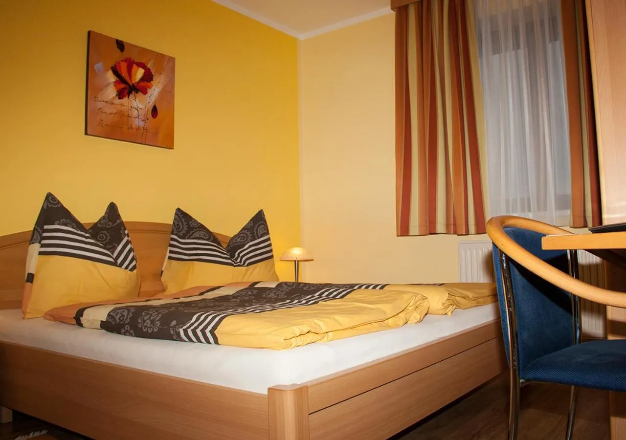 Photo of the whole room, Bed in Frühstückspension Kuzmic