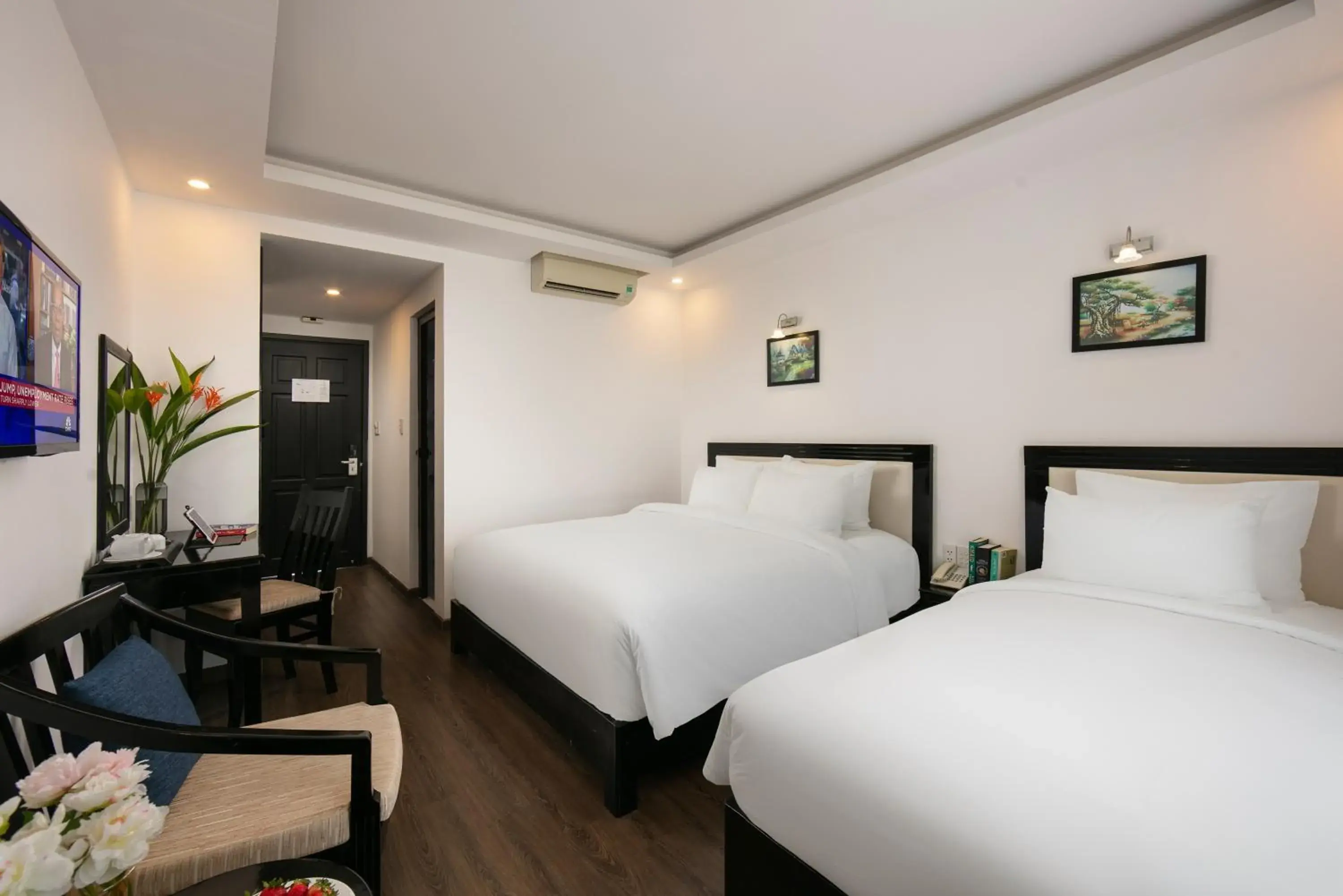 Superior Triple Room with Balcony in Hoi An Rose Garden Hotel Superior Triple Room with Balcony in Hoi An Rose Garden Hotel