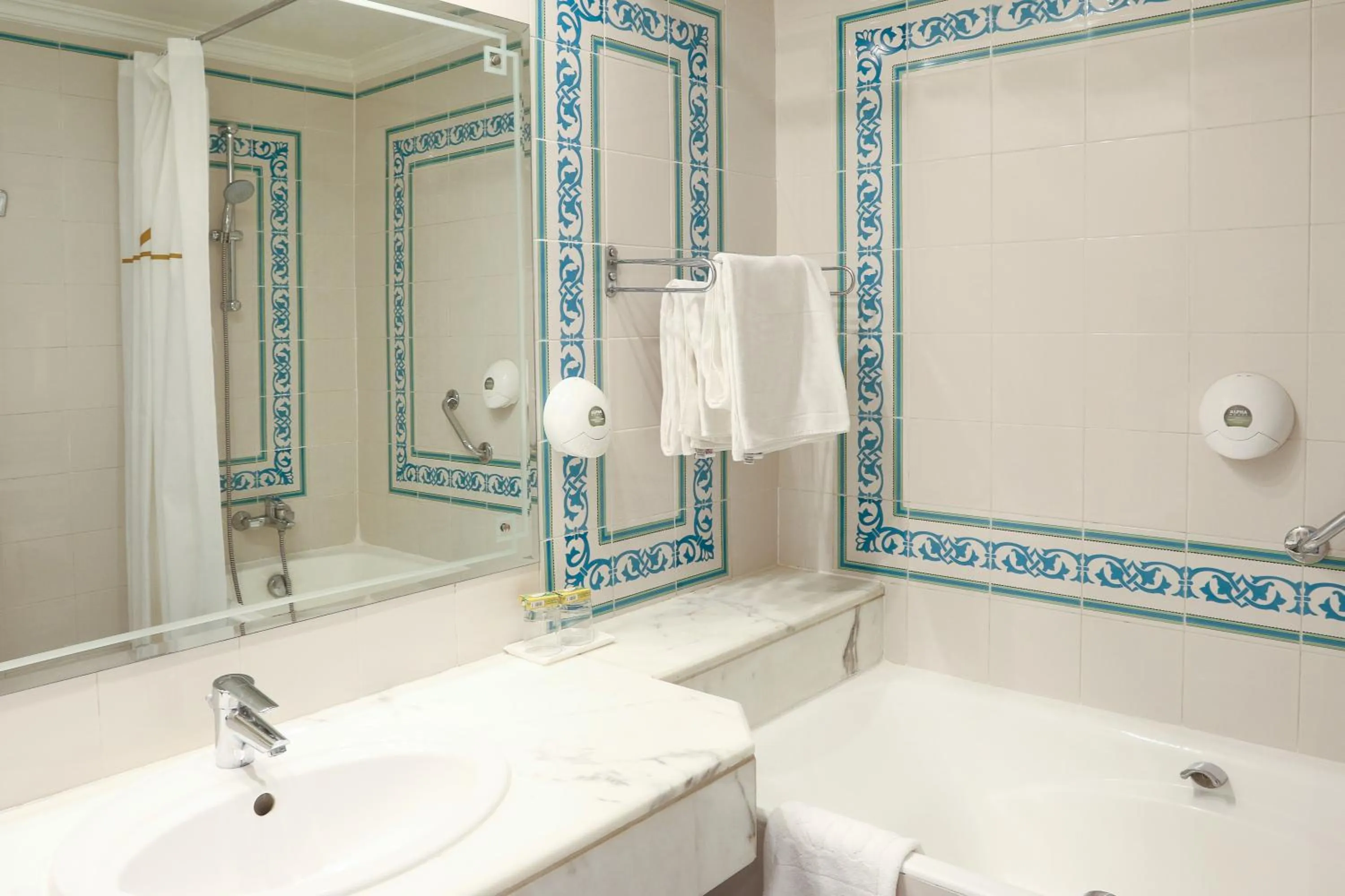 Bathroom in Royal Garden Palace - Families and Couples