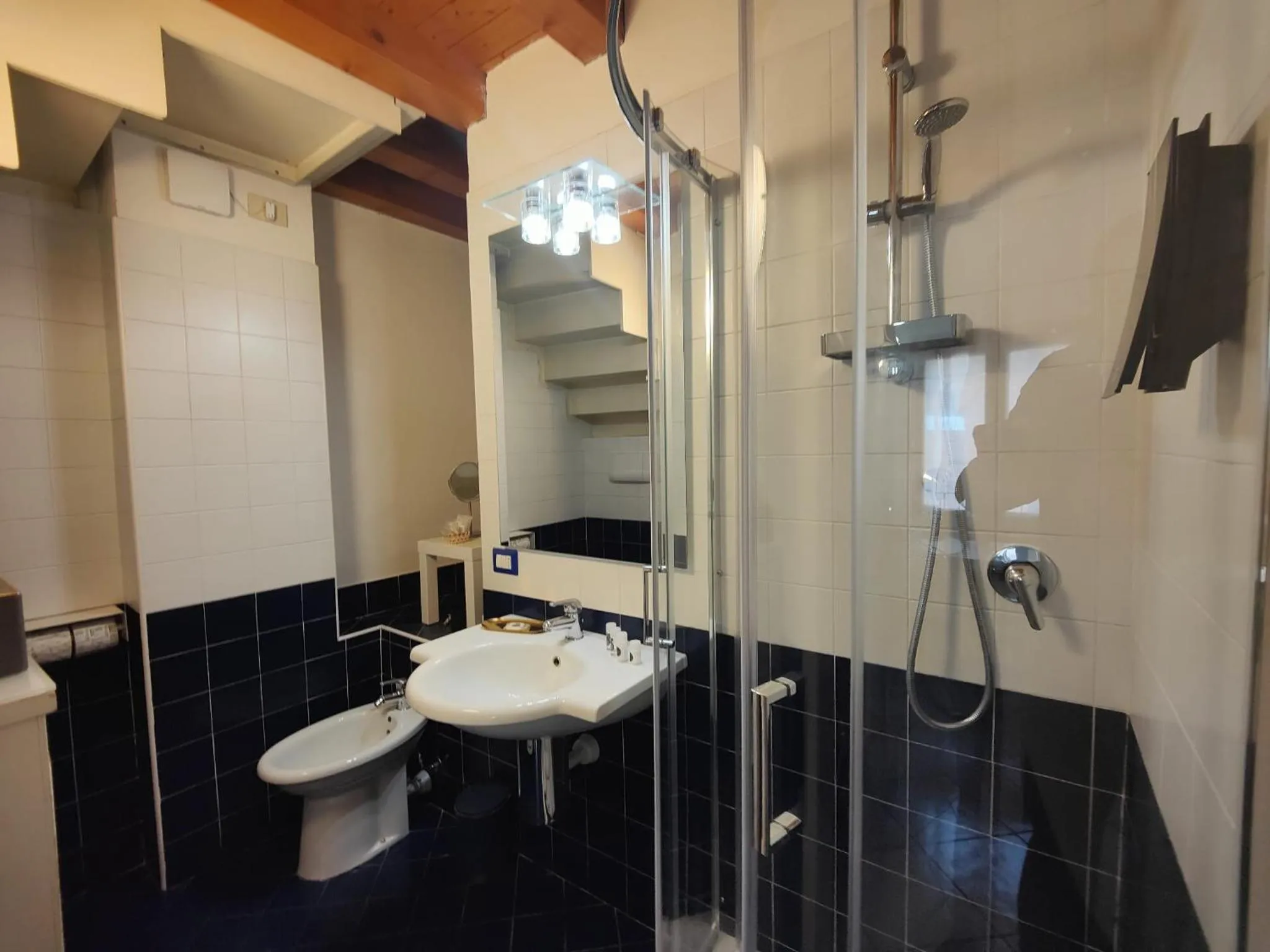 Bathroom in Giardino Giusti House & Court