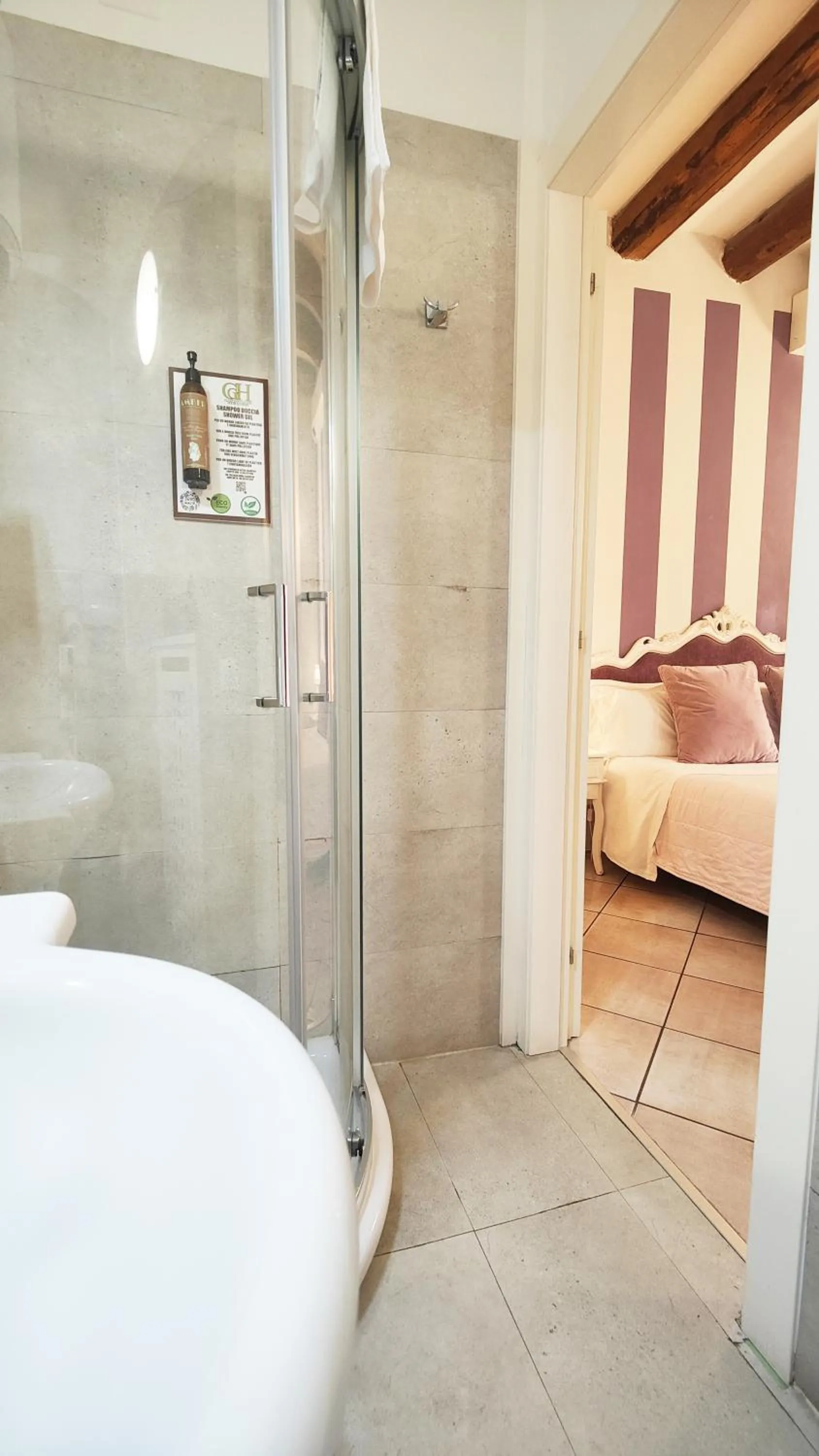 Bathroom, Bed in Giardino Giusti House & Court