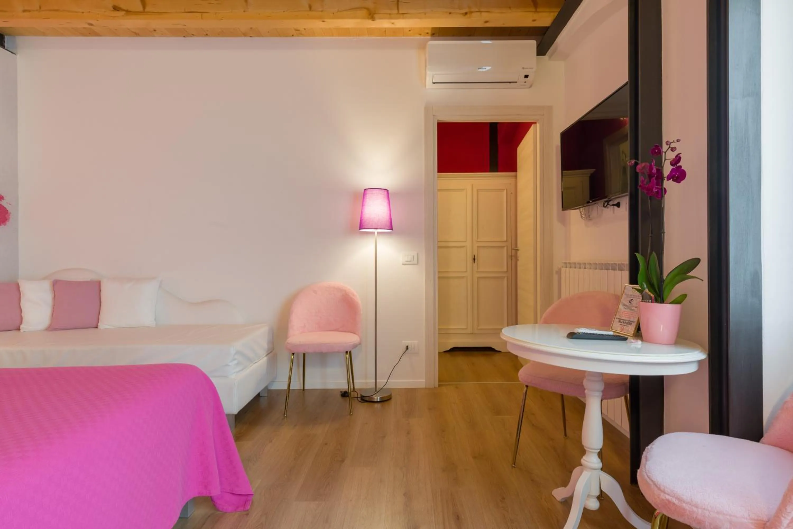 Living room, Bed in Giardino Giusti House & Court