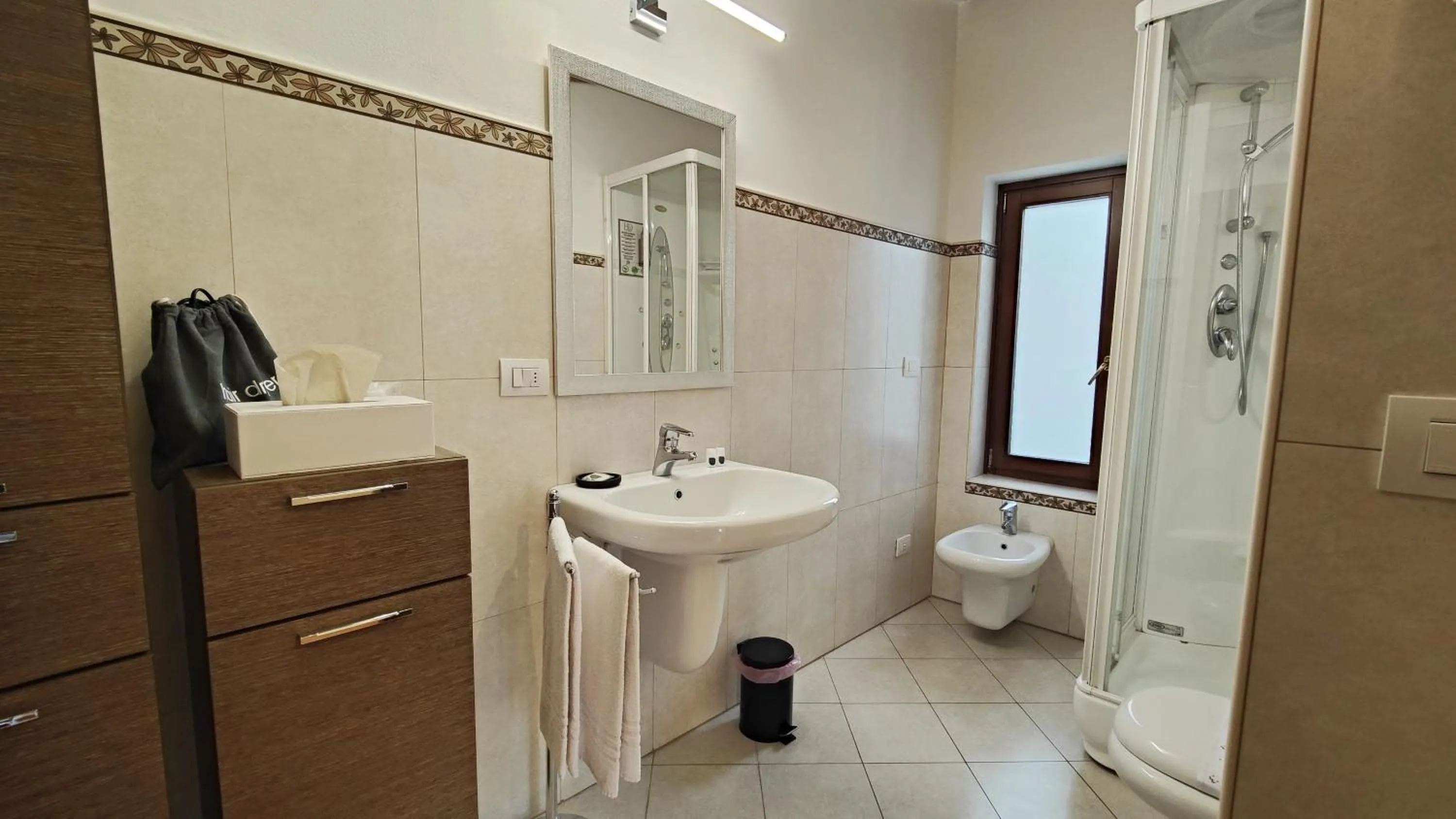 Shower in Giardino Giusti House & Court