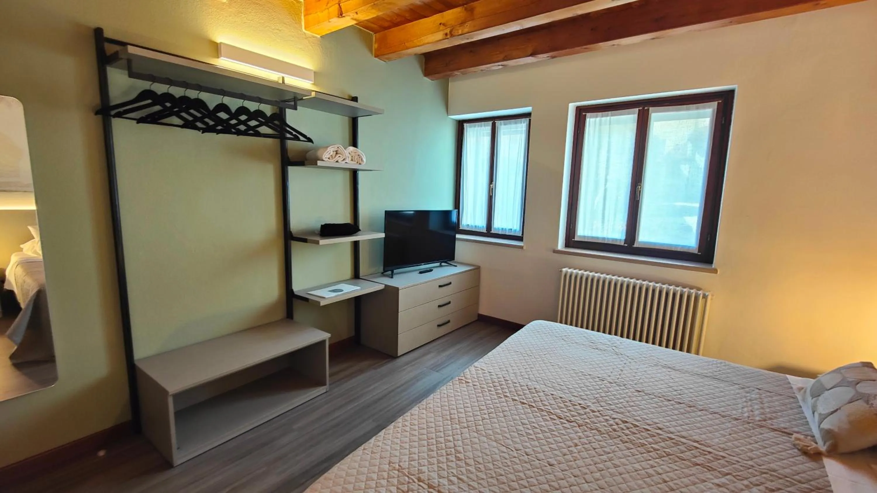 wardrobe, Bed in Giardino Giusti House & Court