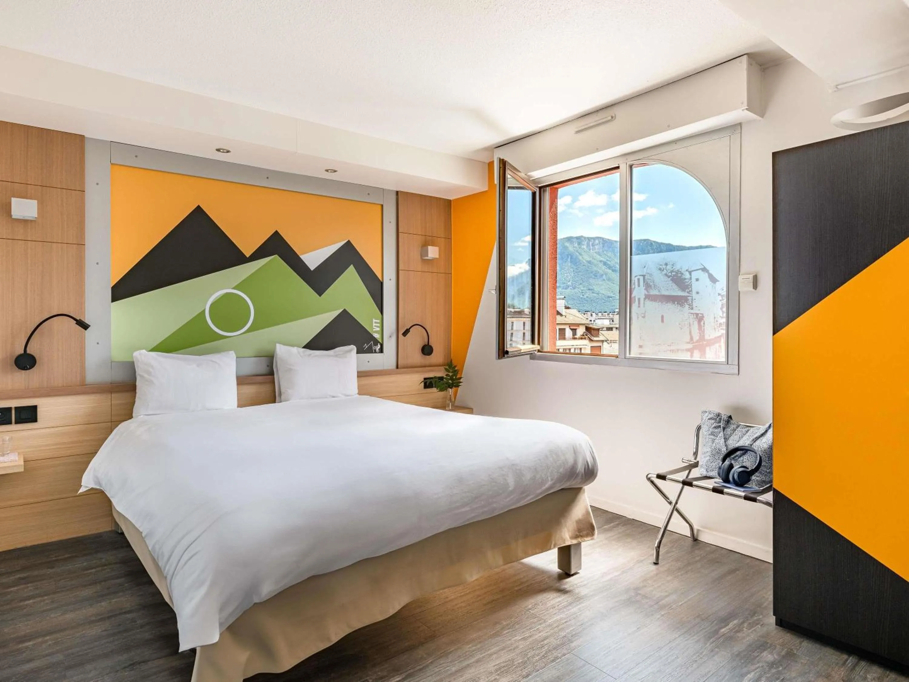 Bedroom, Bed in ibis Styles Annecy Centre Gare