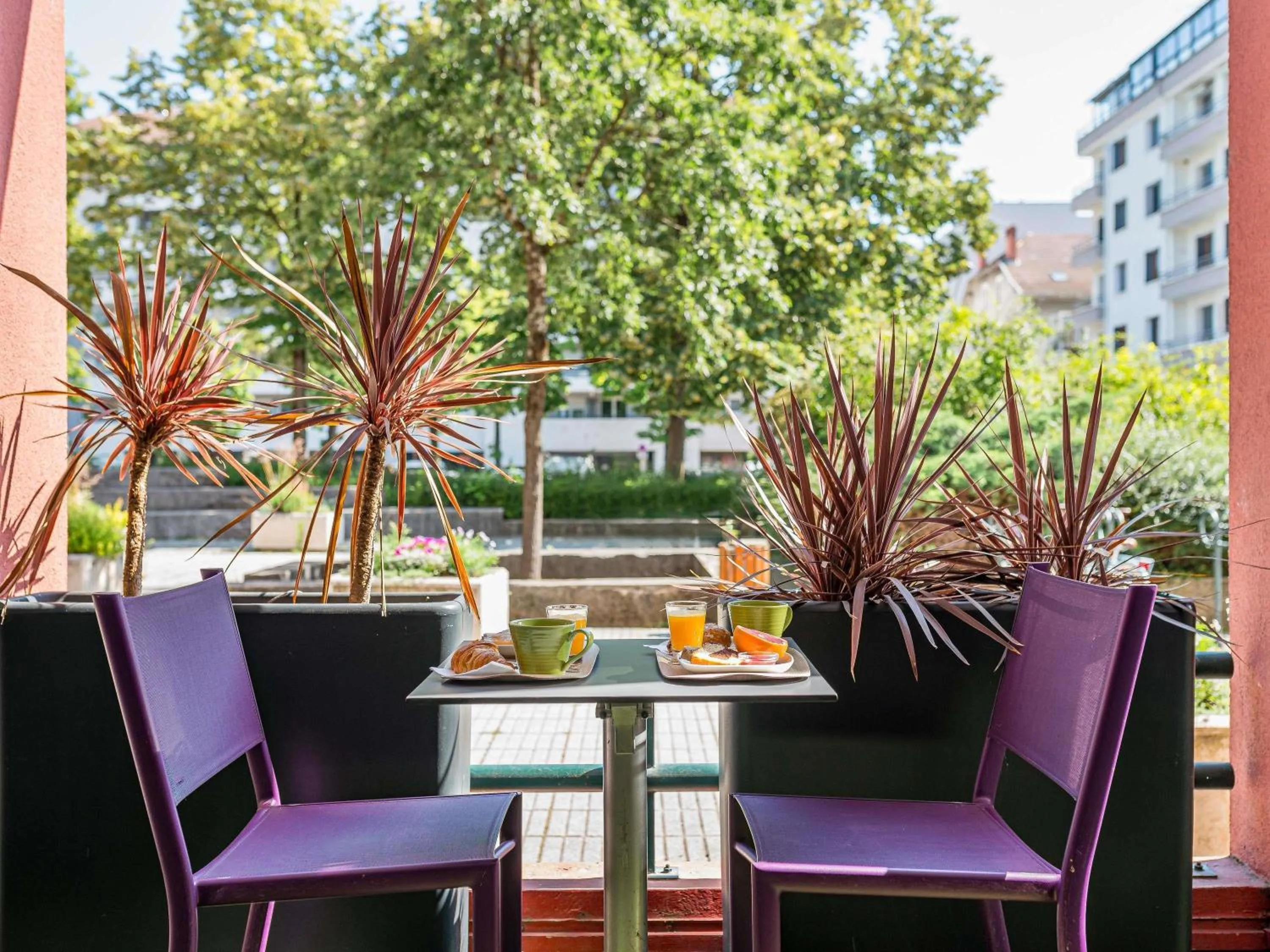 Lounge or bar in ibis Styles Annecy Centre Gare