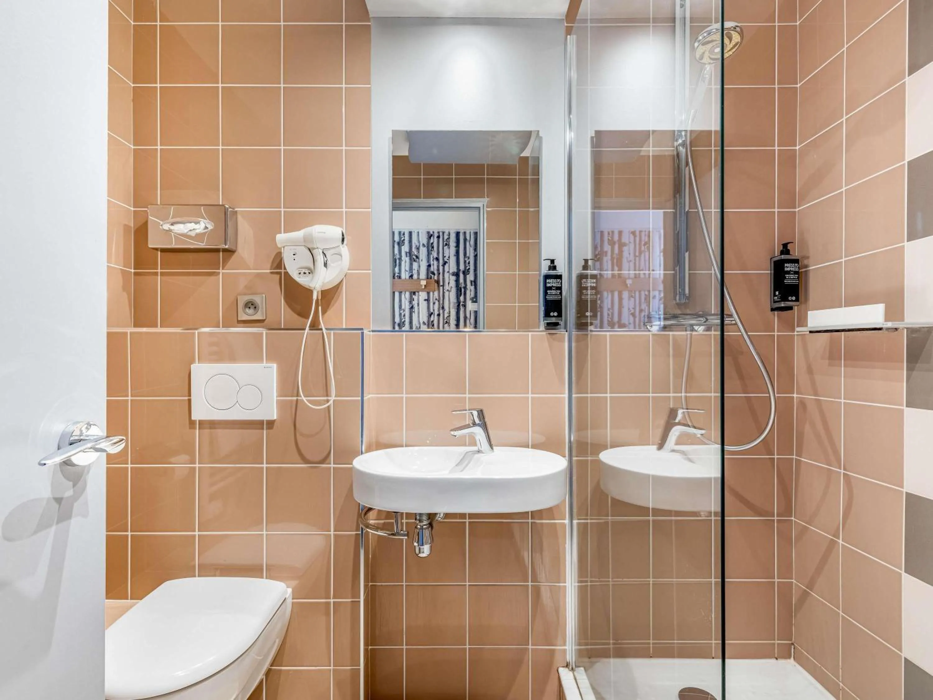 Bedroom in ibis Styles Annecy Centre Gare